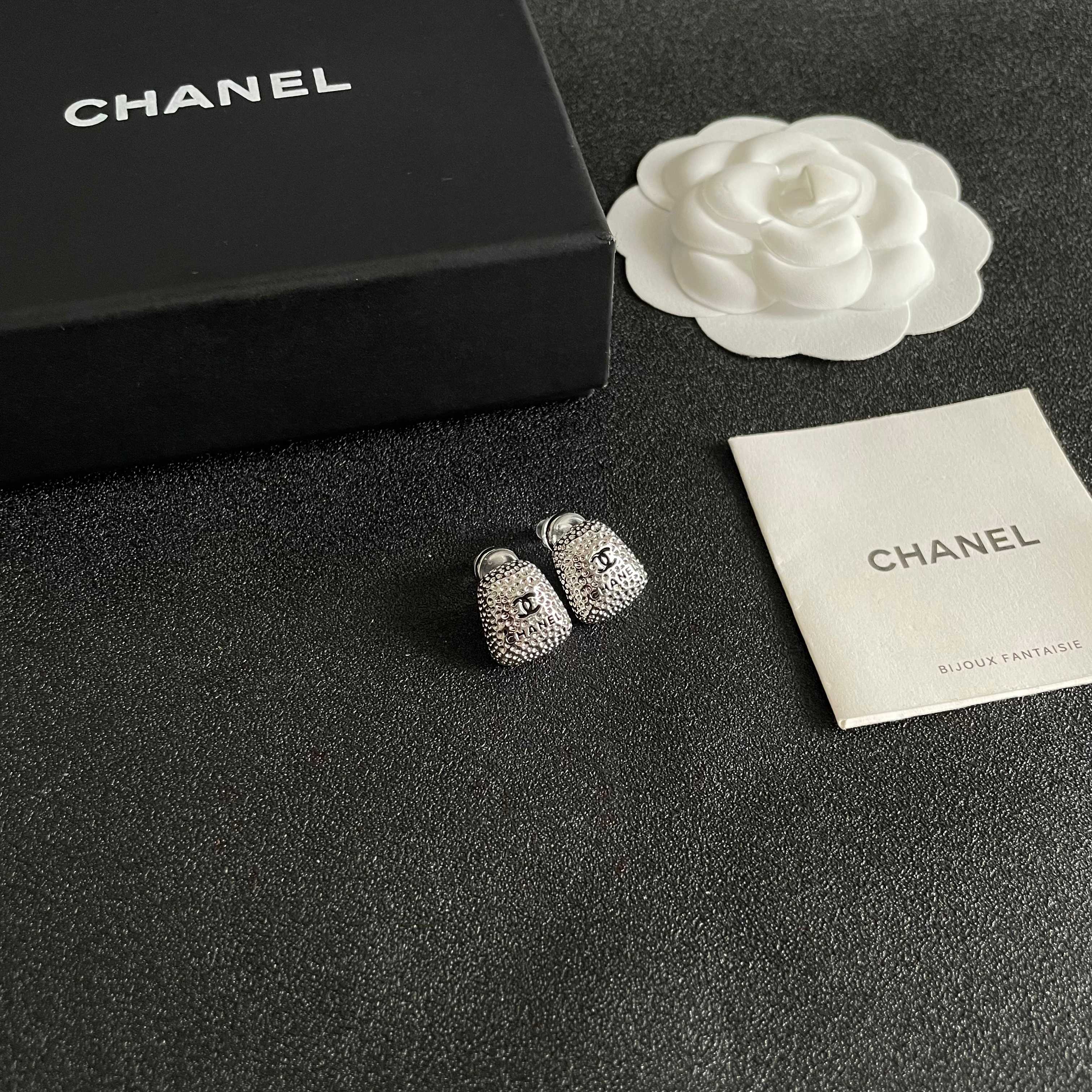  Chanel香奈儿 中古 双C耳钉👀原版复刻logo 小香家的款式真心无需多介绍😘🎶每一款都超好看，精