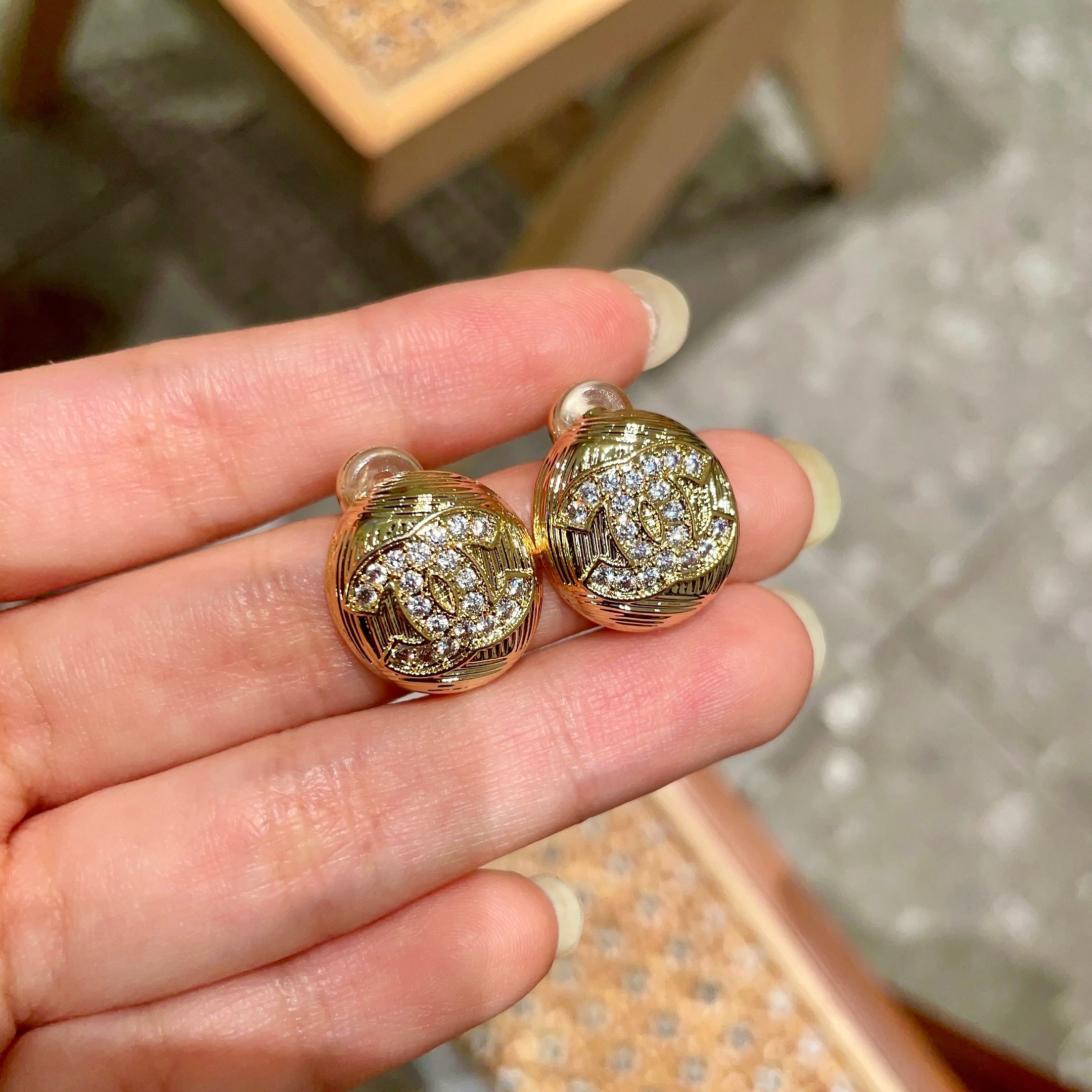  Chanel香奈儿 中古 双C耳钉👀原版复刻logo 小香家的款式真心无需多介绍😘🎶每一款都超好看，精