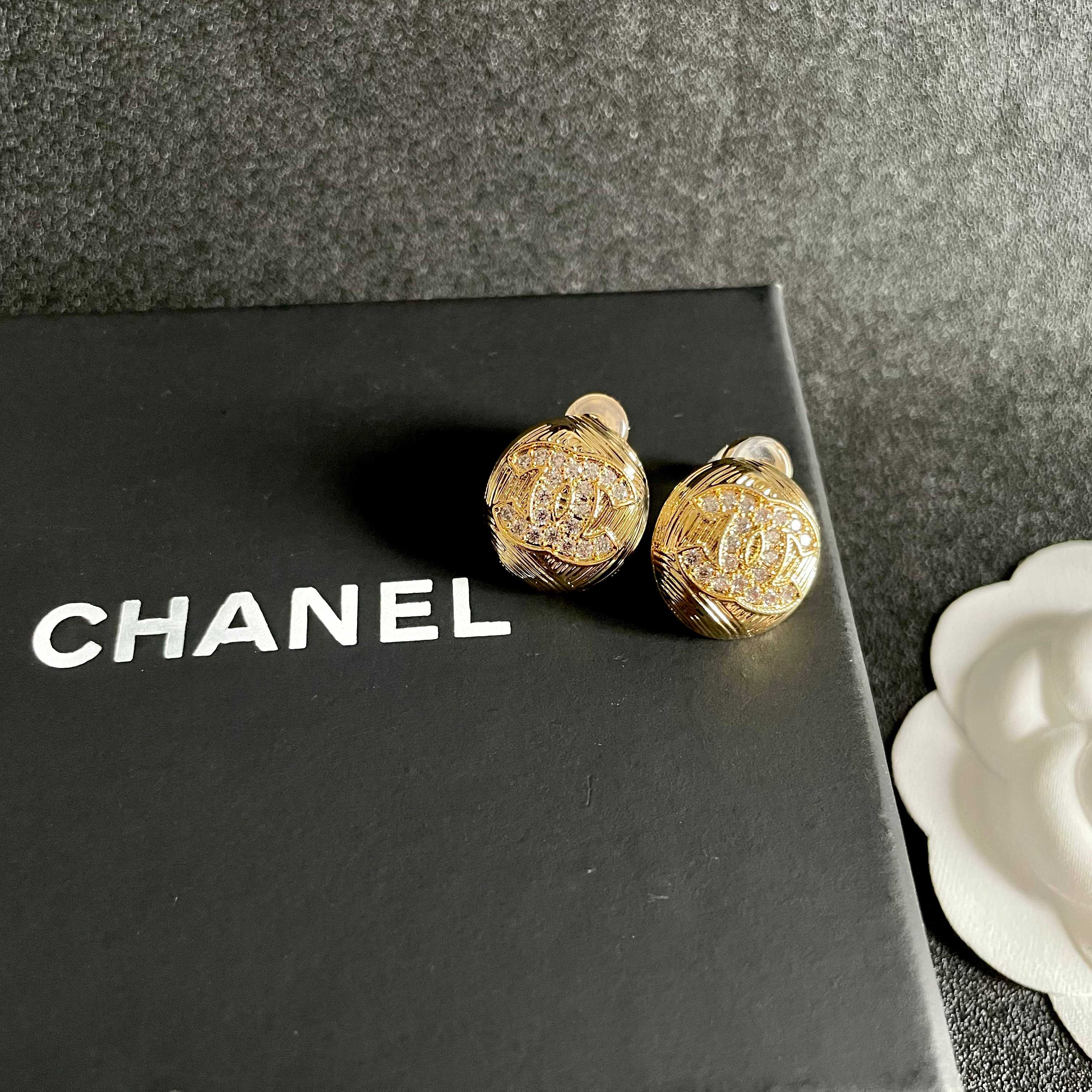  Chanel香奈儿 中古 双C耳钉👀原版复刻logo 小香家的款式真心无需多介绍😘🎶每一款都超好看，精