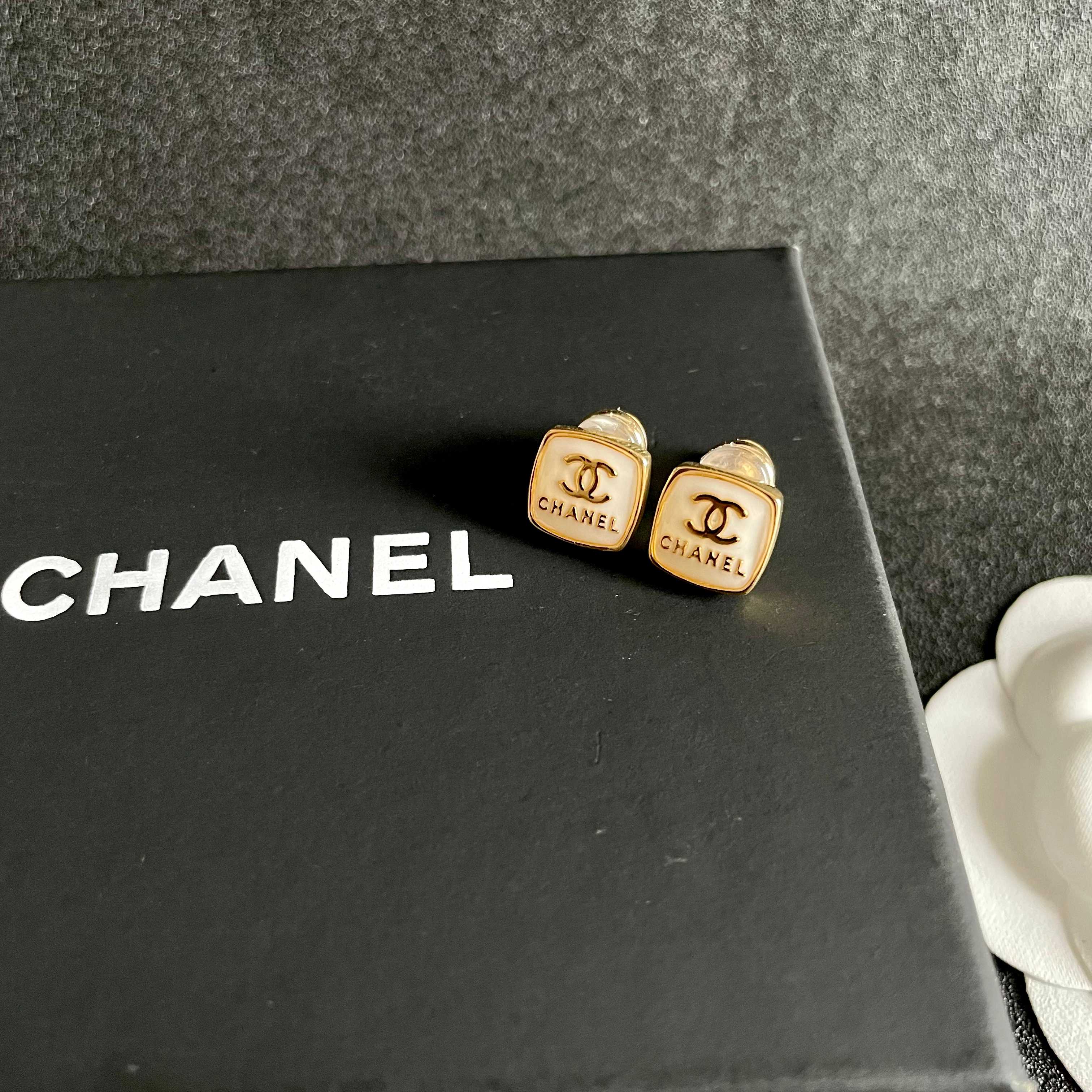  Chanel香奈儿 中古 双C耳钉👀原版复刻logo 小香家的款式真心无需多介绍😘🎶每一款都超好看，精