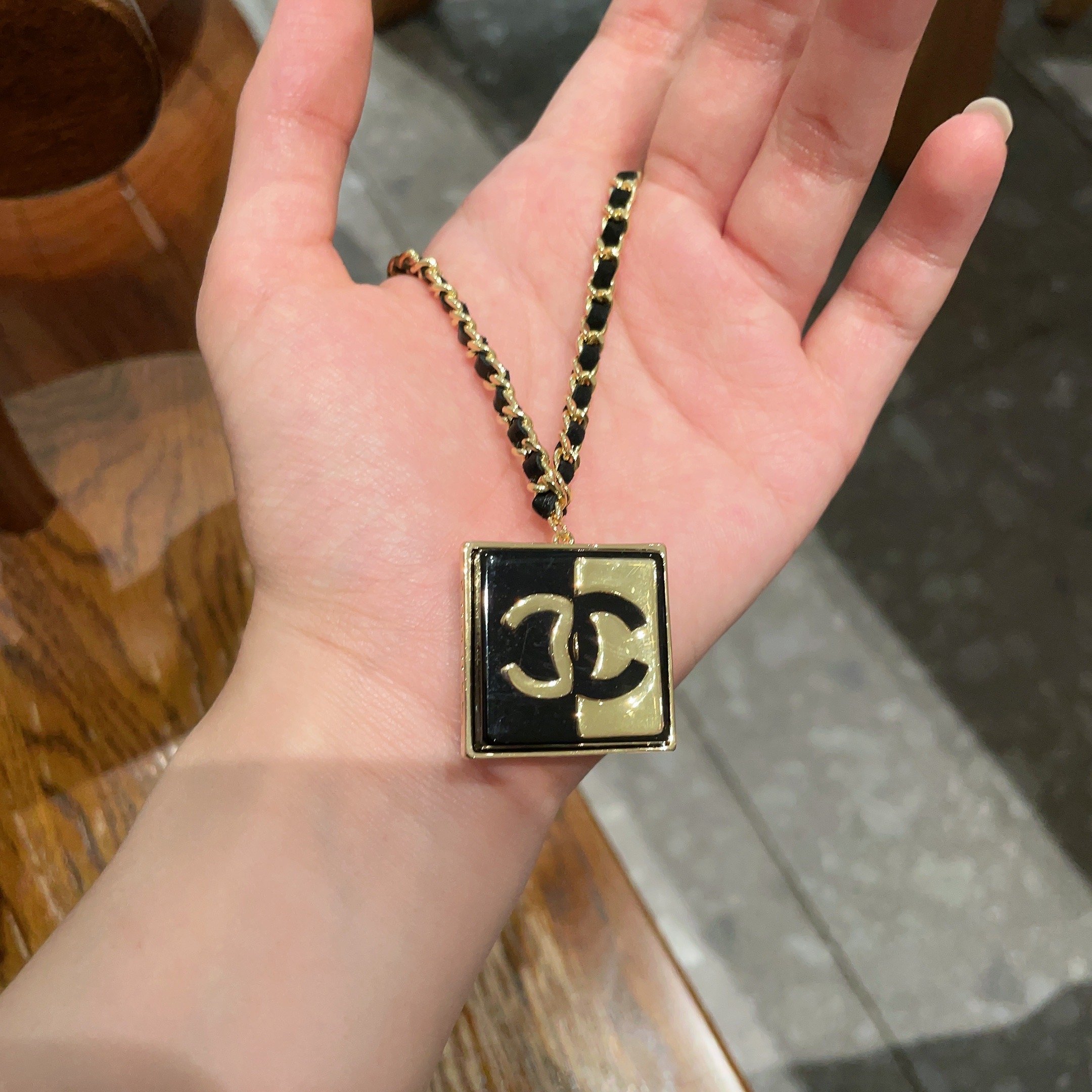  Chanel香奈儿 中古 字母项链👀小香家的款式真心无需多介绍😘🎶每一款都超好看，精致大方，非常显气质