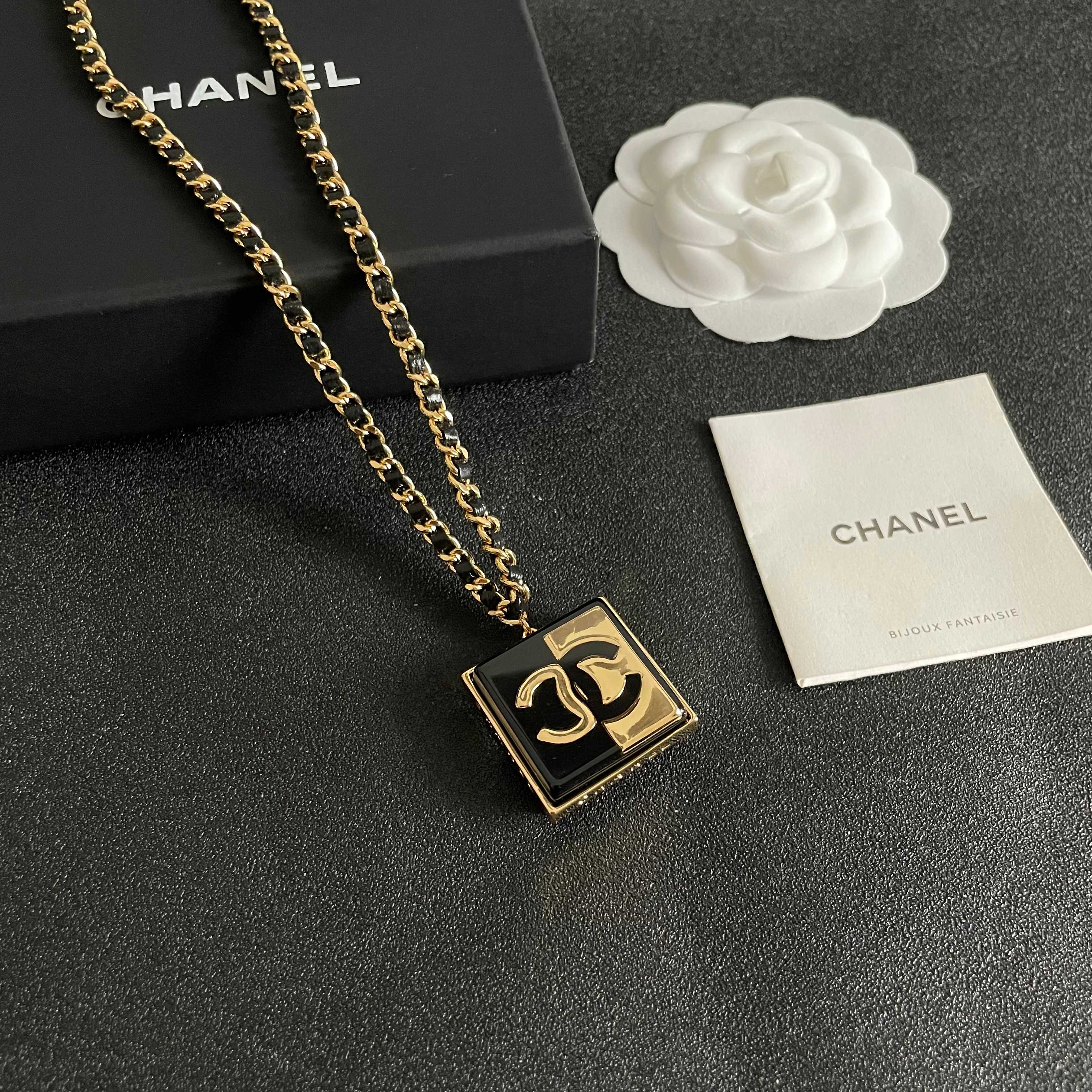  Chanel香奈儿 中古 字母项链👀小香家的款式真心无需多介绍😘🎶每一款都超好看，精致大方，非常显气质