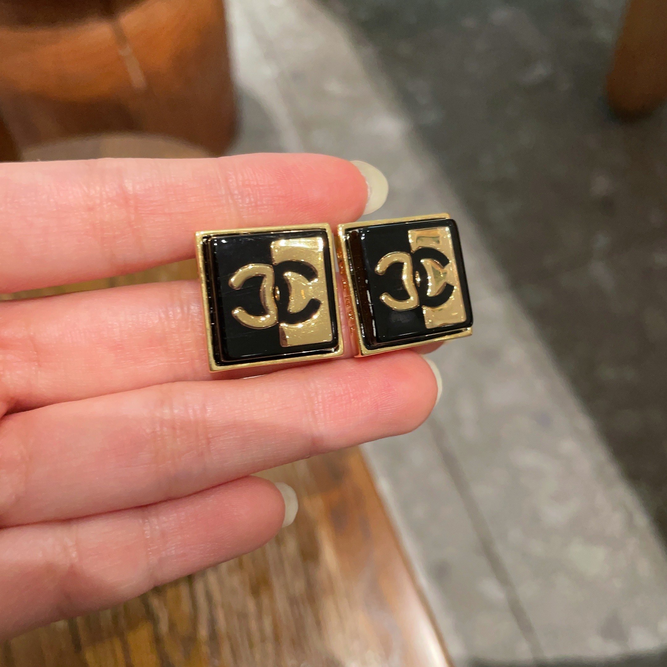  Chanel香奈儿 中古 字母 耳钉👀小香家的款式真心无需多介绍😘🎶每一款都超好看，精致大方，非常显气