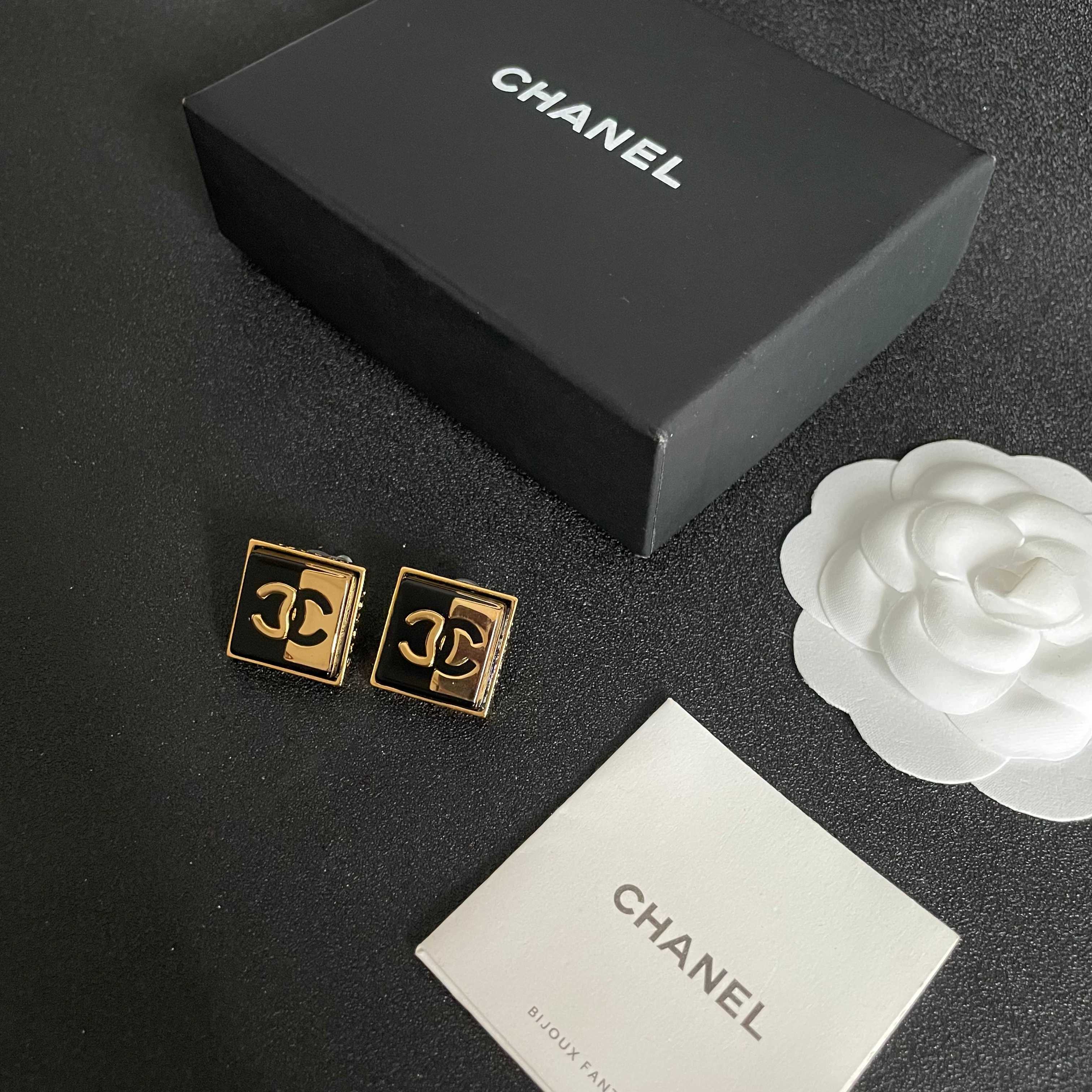  Chanel香奈儿 中古 字母 耳钉👀小香家的款式真心无需多介绍😘🎶每一款都超好看，精致大方，非常显气