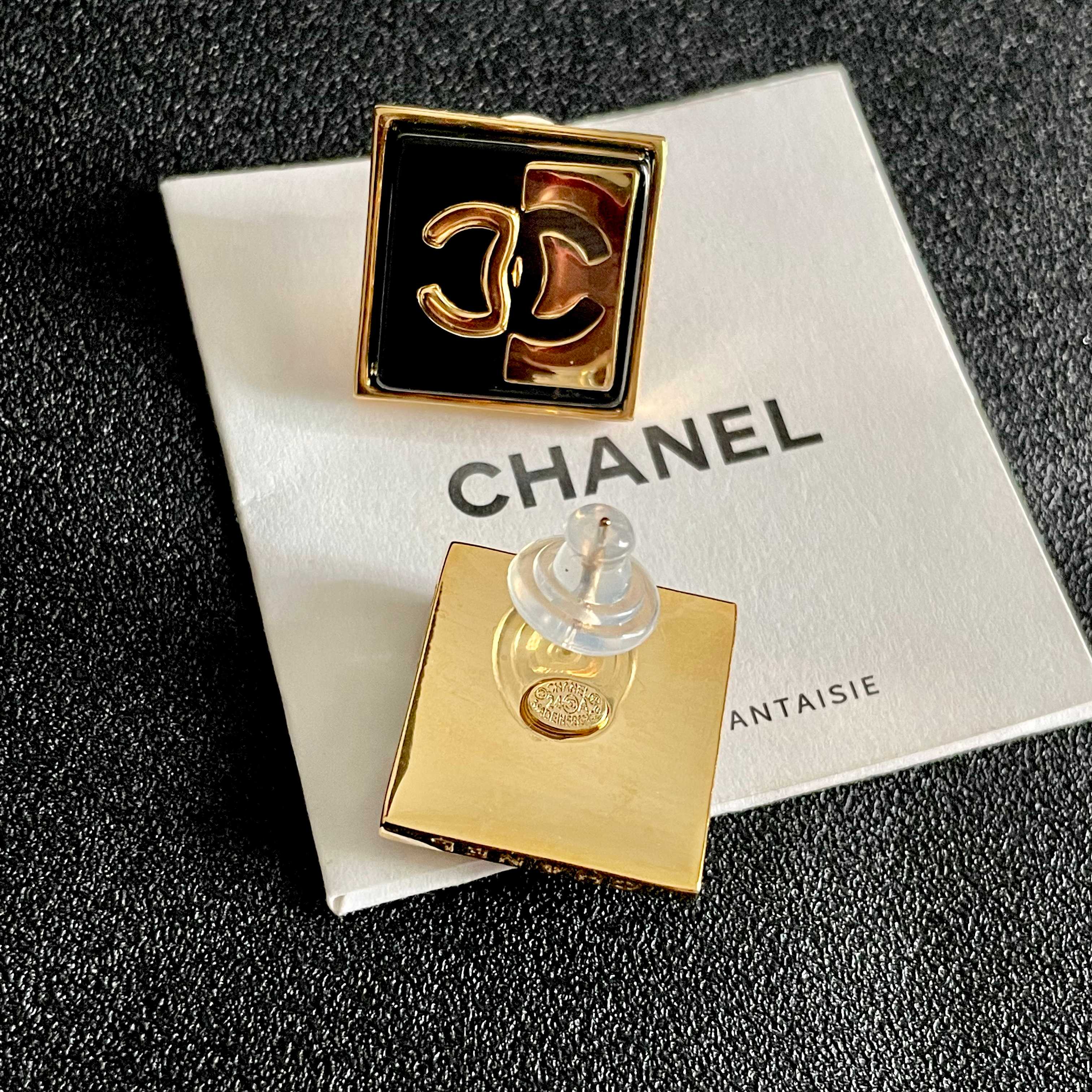  Chanel香奈儿 中古 字母 耳钉👀小香家的款式真心无需多介绍😘🎶每一款都超好看，精致大方，非常显气