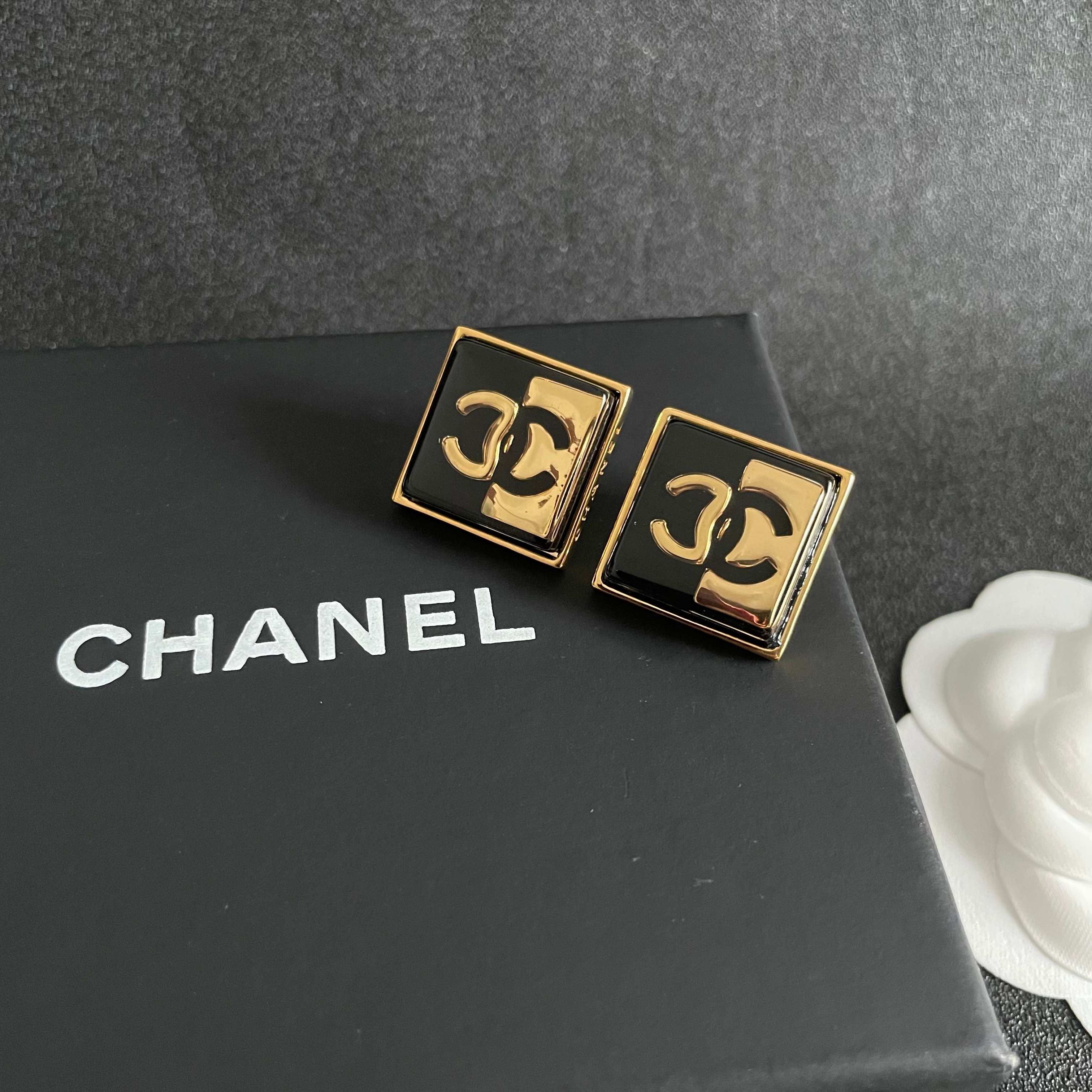  Chanel香奈儿 中古 字母 耳钉👀小香家的款式真心无需多介绍😘🎶每一款都超好看，精致大方，非常显气