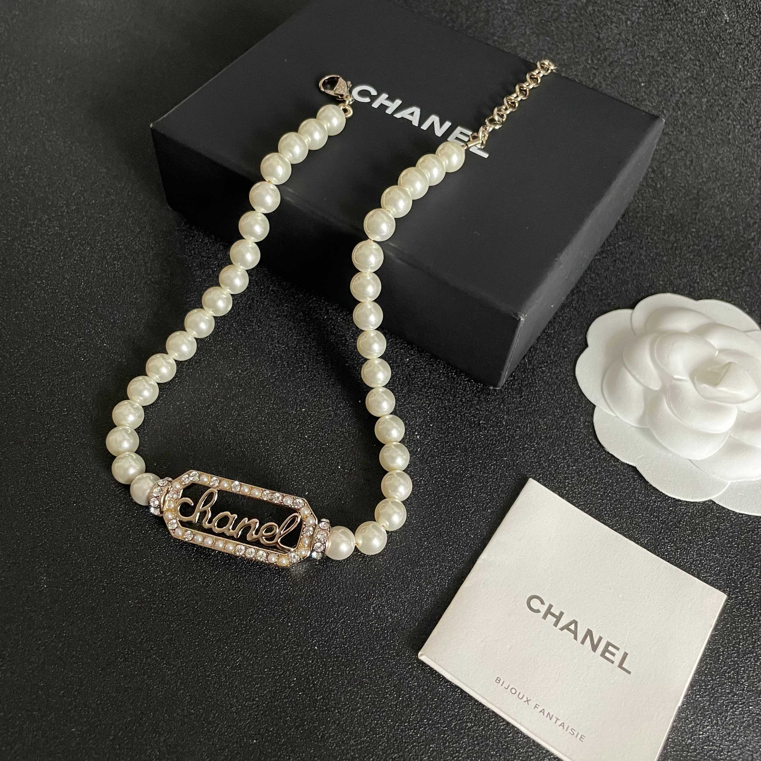  Chanel香奈儿 中古 字母 耳钉👀小香家的款式真心无需多介绍😘🎶每一款都超好看，精致大方，非常显气