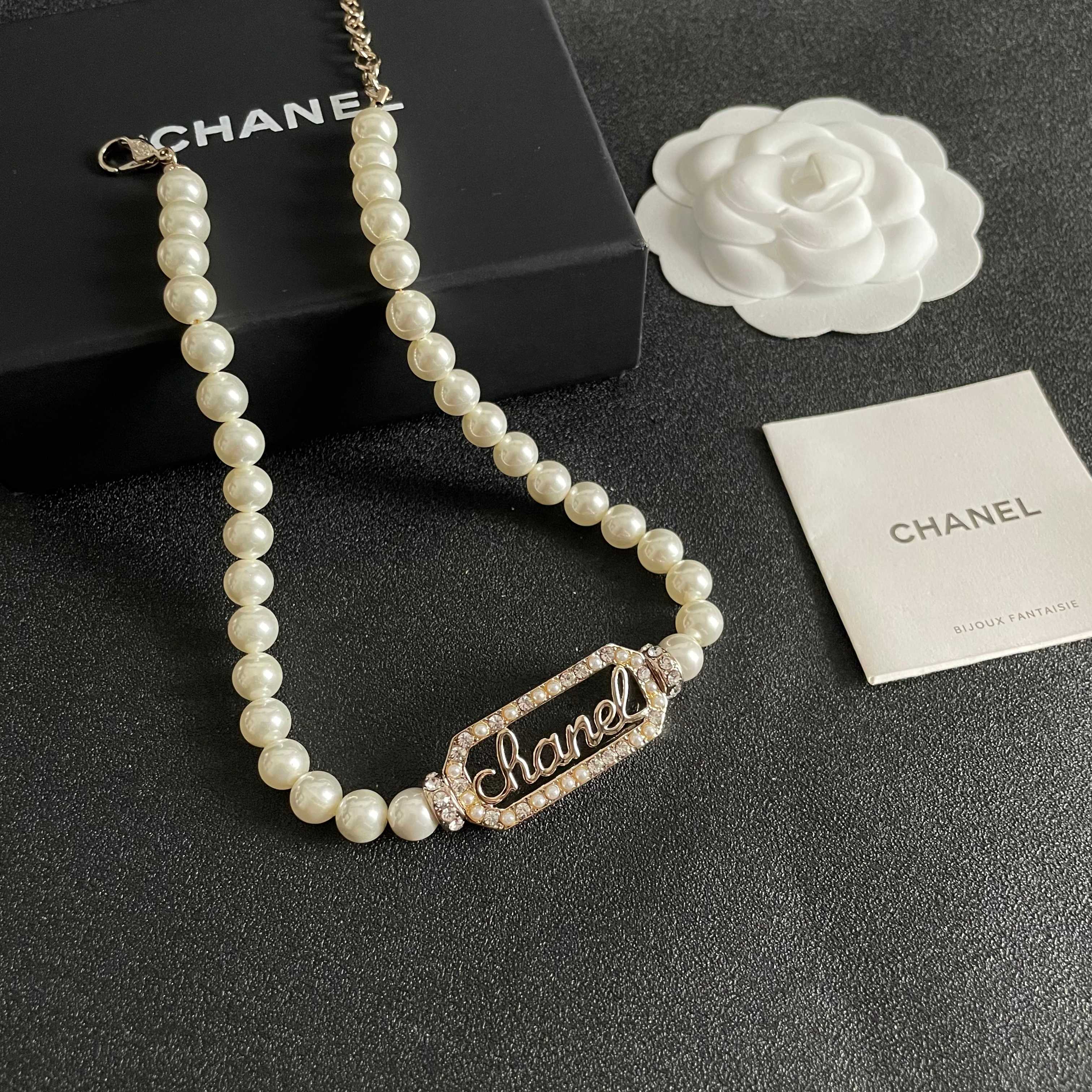  Chanel香奈儿 中古 字母 耳钉👀小香家的款式真心无需多介绍😘🎶每一款都超好看，精致大方，非常显气