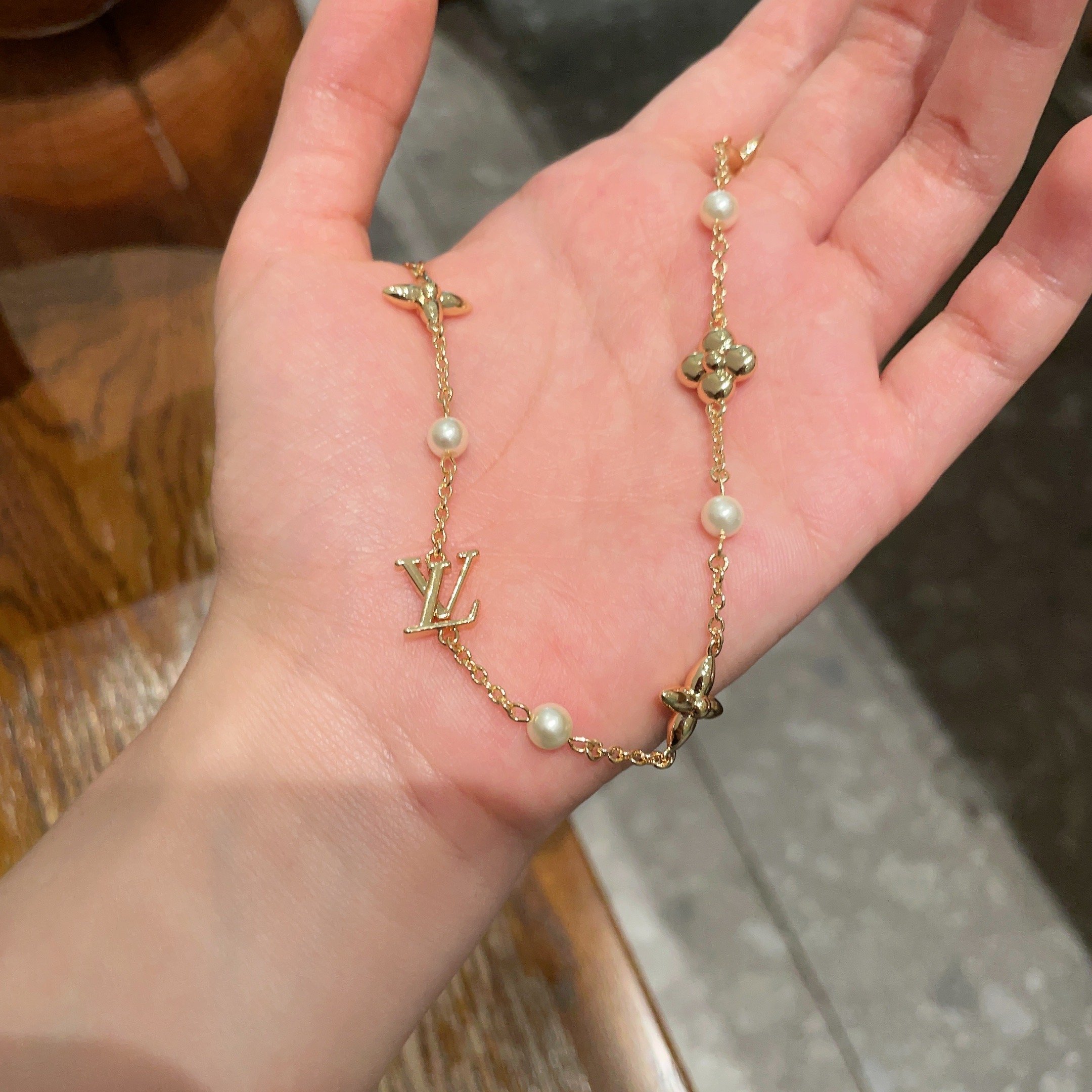 💥💥💥LOUISVUITTON以 经典花纹图案设计 双花 款设计方式吊坠LV品牌标志设计，经典标志理念、