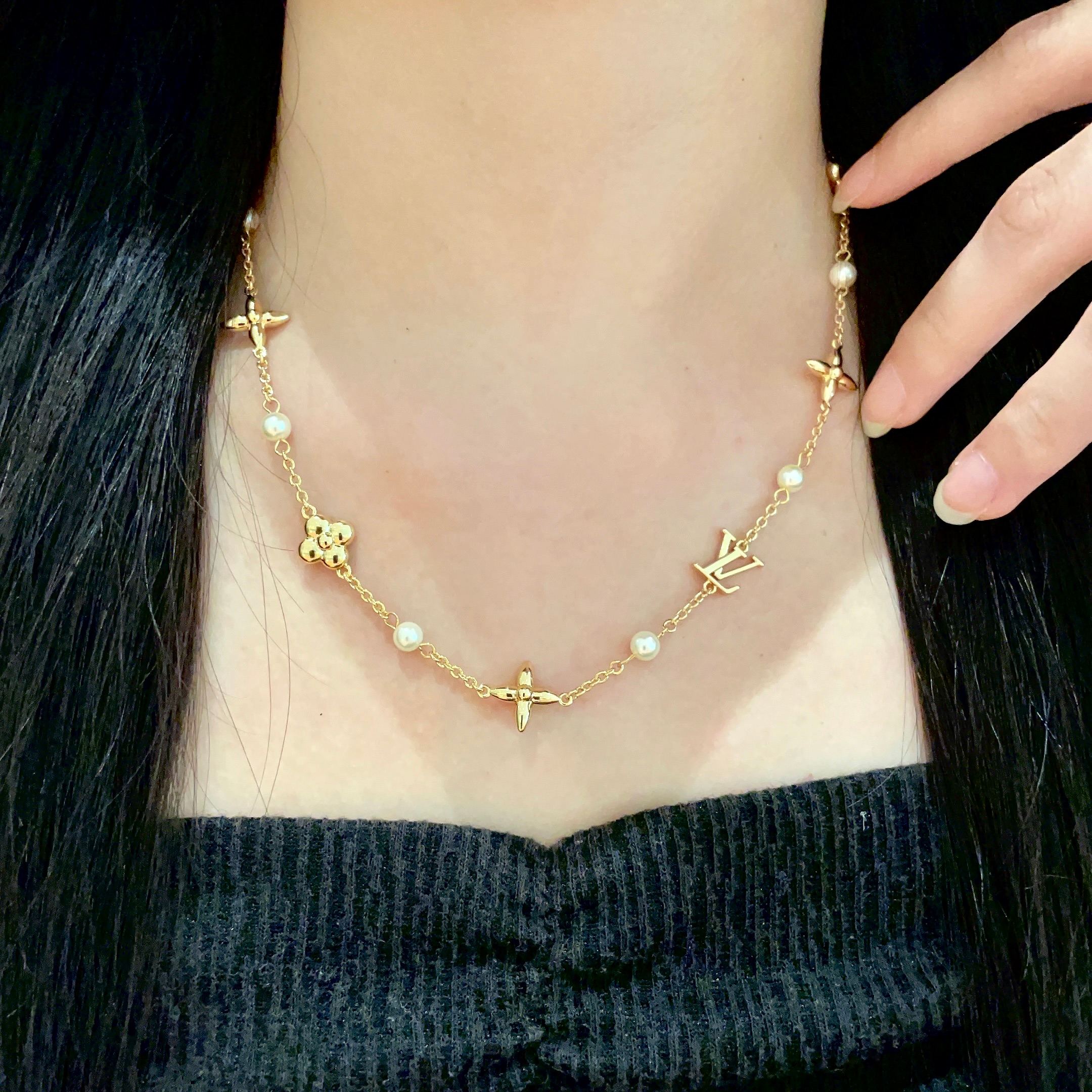 💥💥💥LOUISVUITTON以 经典花纹图案设计 双花 款设计方式吊坠LV品牌标志设计，经典标志理念、