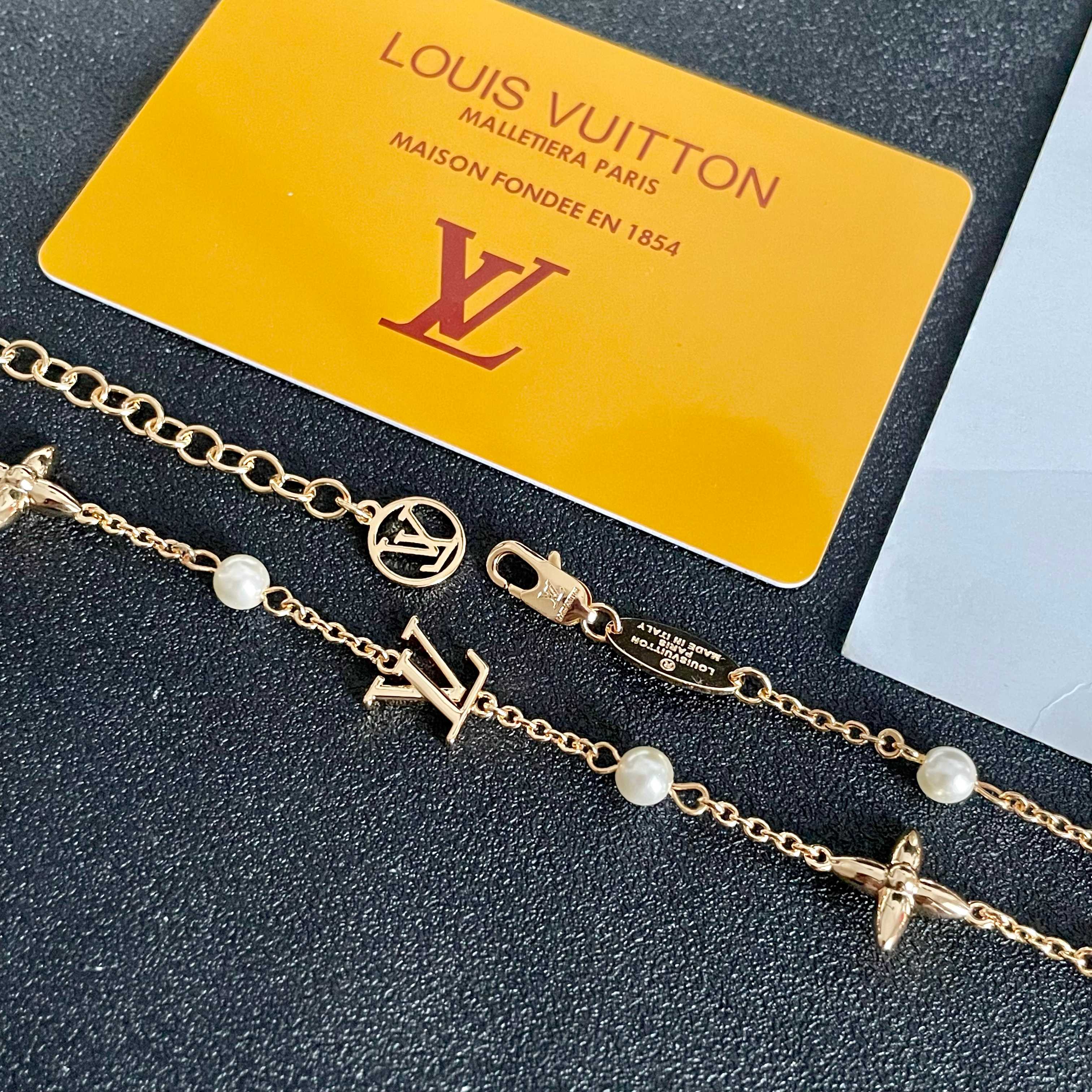 💥💥💥LOUISVUITTON以 经典花纹图案设计 双花 款设计方式吊坠LV品牌标志设计，经典标志理念、