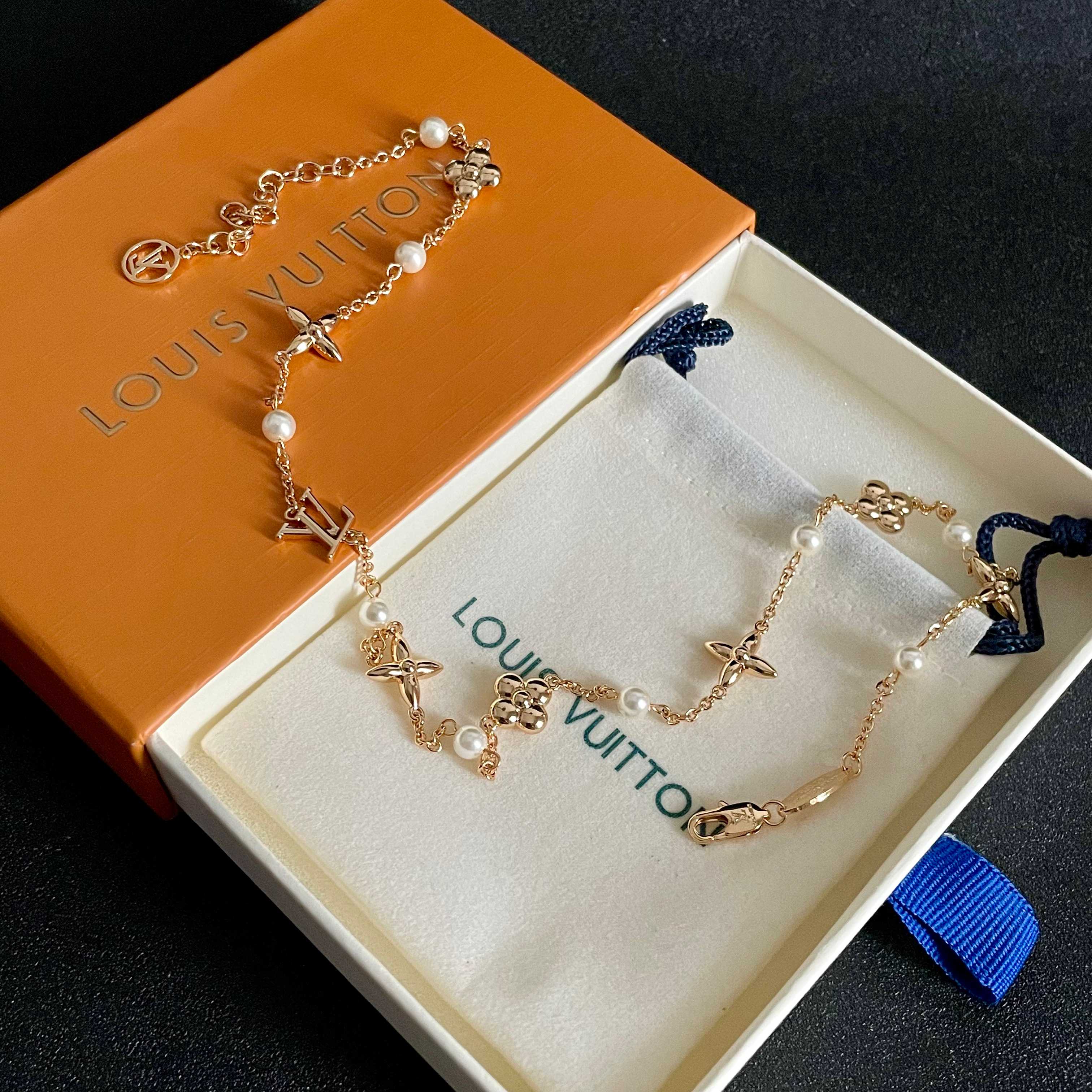 💥💥💥LOUISVUITTON以 经典花纹图案设计 双花 款设计方式吊坠LV品牌标志设计，经典标志理念、