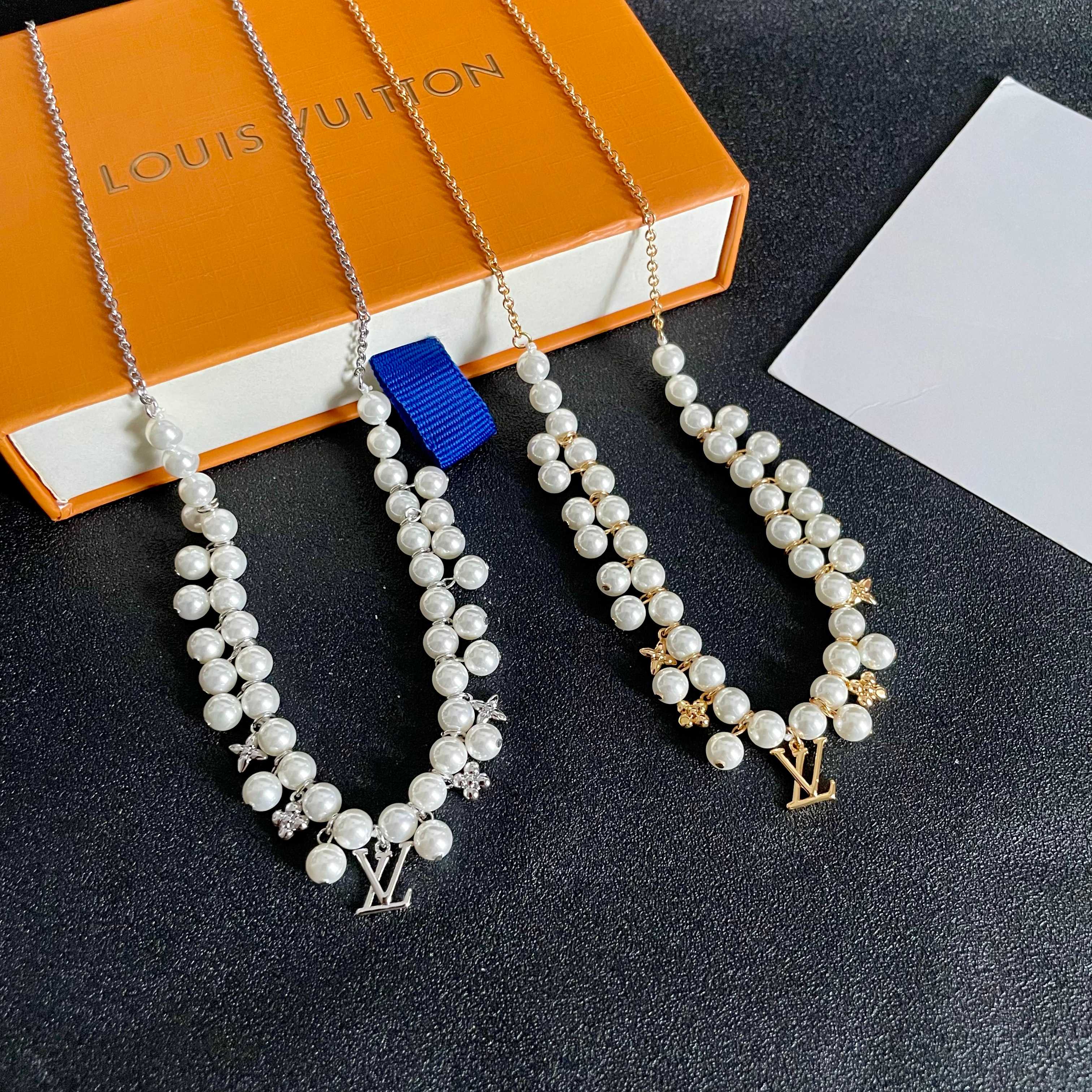 💥💥💥LOUISVUITTON以 经典花纹图案设计 双花 款设计方式吊坠LV品牌标志设计，经典标志理念、