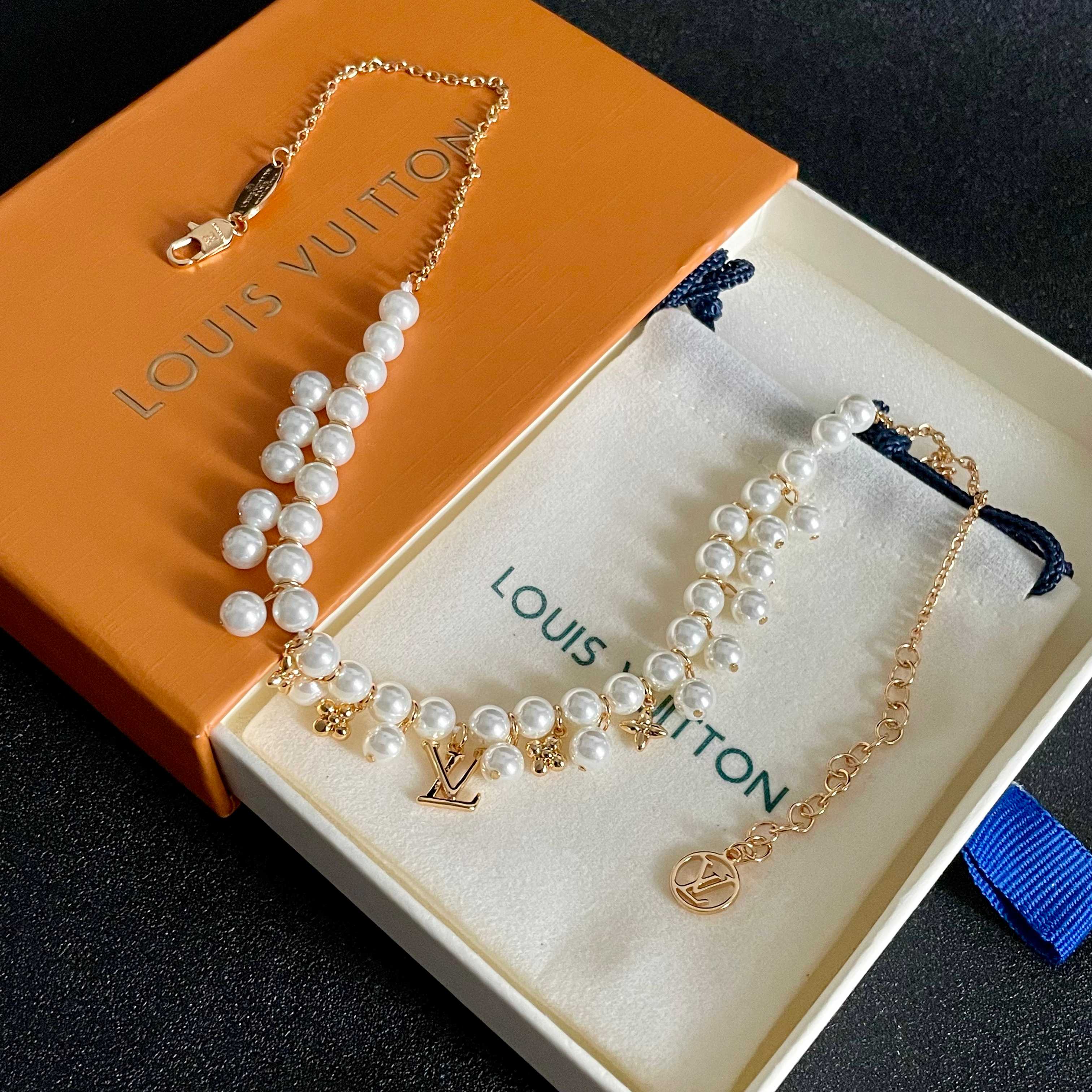 💥💥💥LOUISVUITTON以 经典花纹图案设计 双花 款设计方式吊坠LV品牌标志设计，经典标志理念、