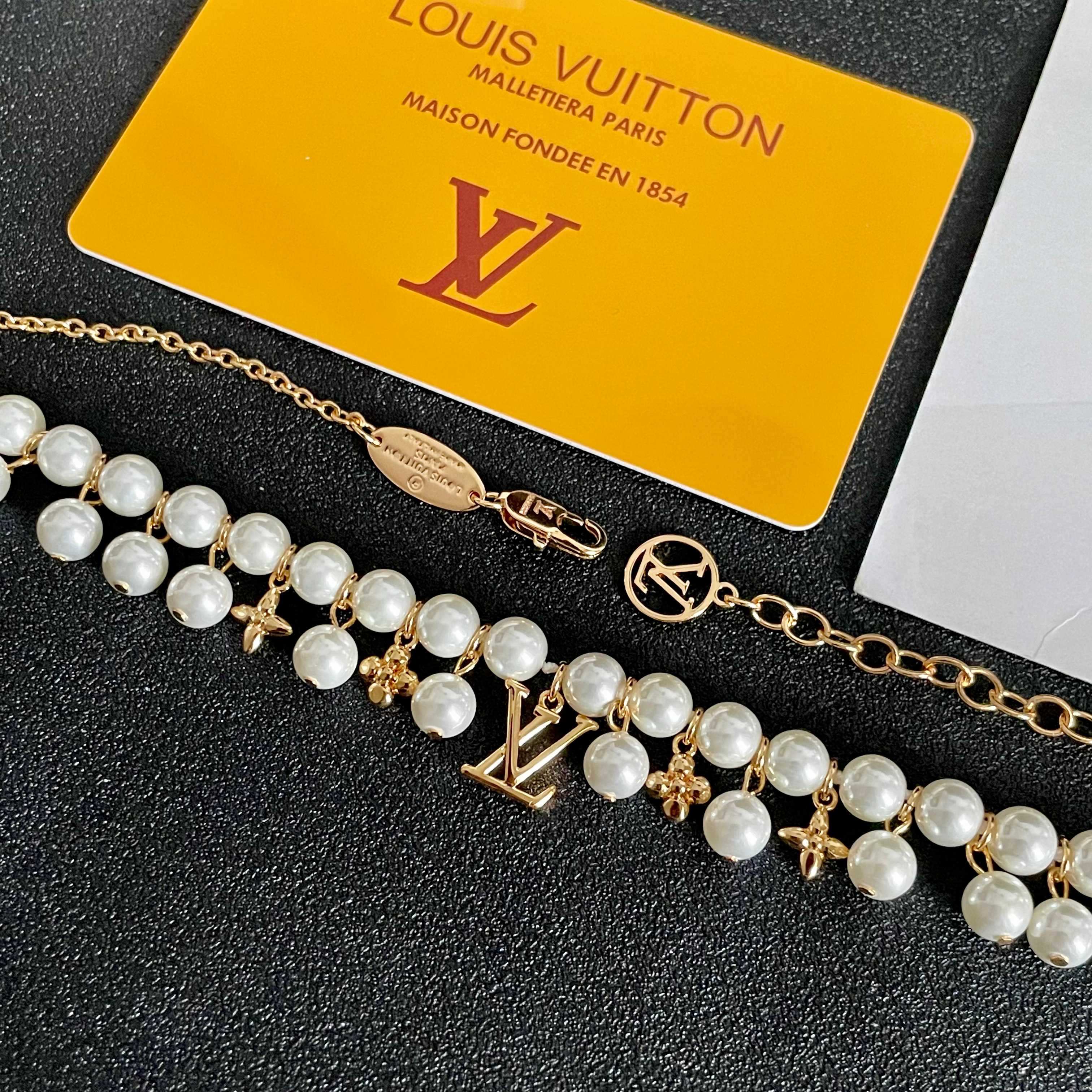 💥💥💥LOUISVUITTON以 经典花纹图案设计 双花 款设计方式吊坠LV品牌标志设计，经典标志理念、