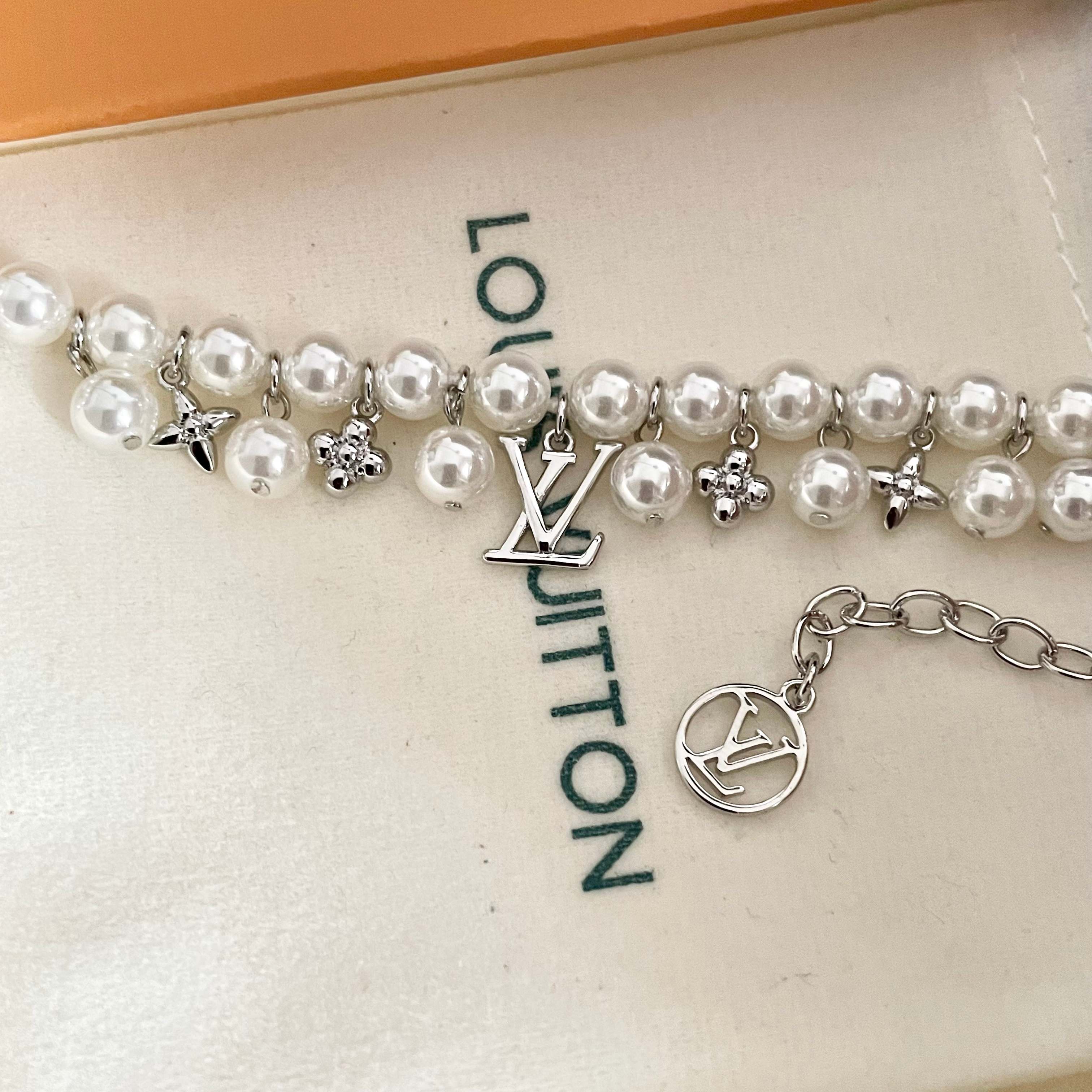 💥💥💥LOUISVUITTON以 经典花纹图案设计 双花 款设计方式吊坠LV品牌标志设计，经典标志理念、