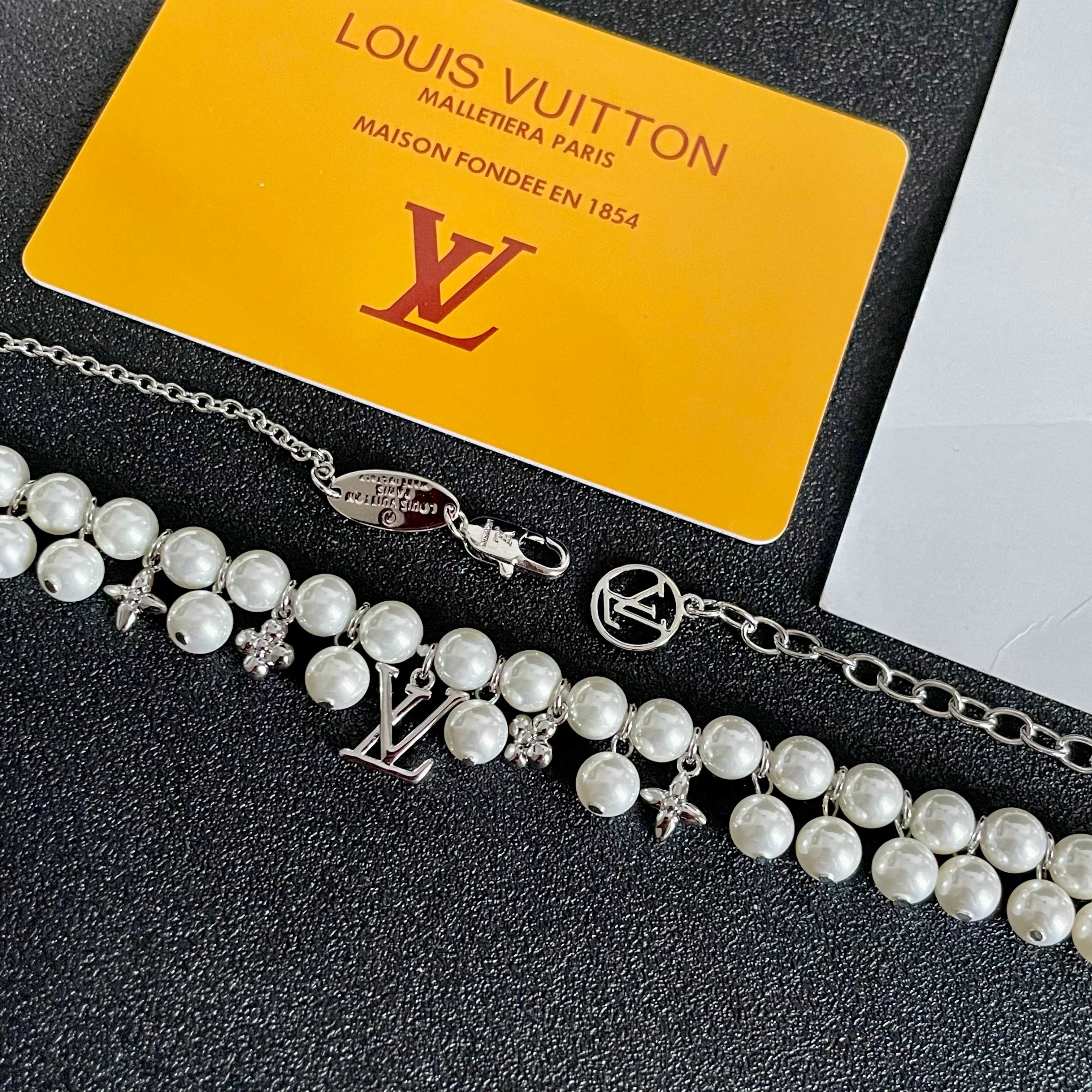 💥💥💥LOUISVUITTON以 经典花纹图案设计 双花 款设计方式吊坠LV品牌标志设计，经典标志理念、