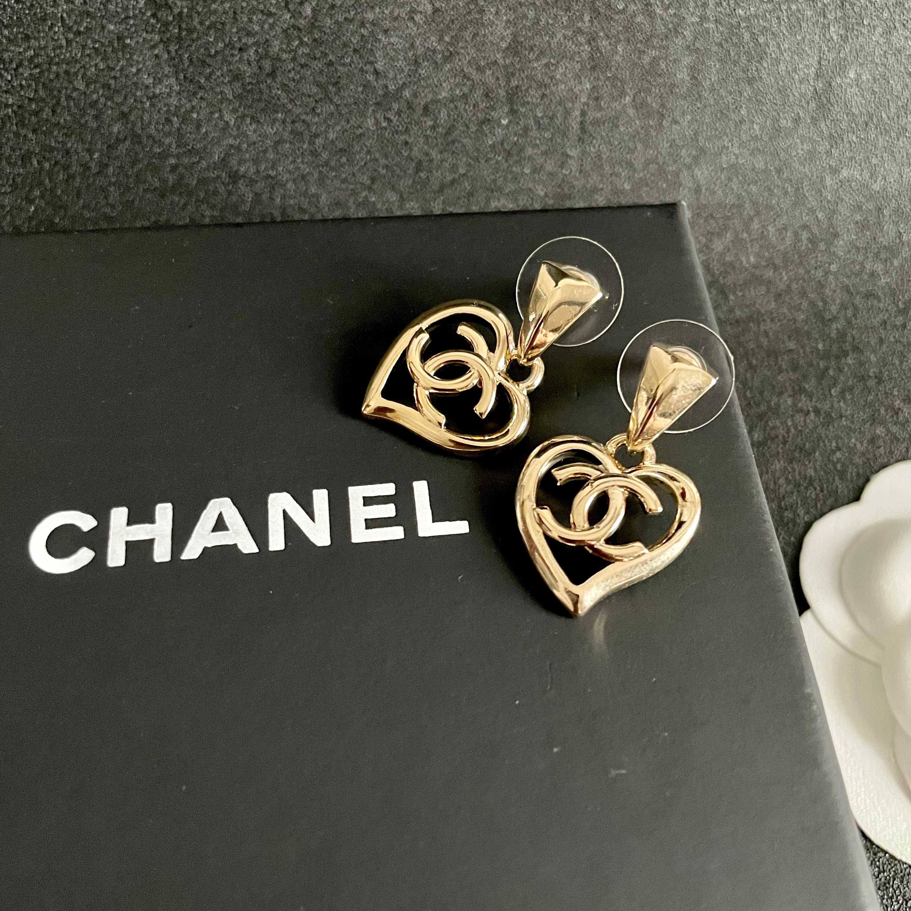  Chanel香奈儿 中古 耳钉👀小香家的款式真心无需多介绍😘🎶每一款都超好看，精致大方，非常显气质