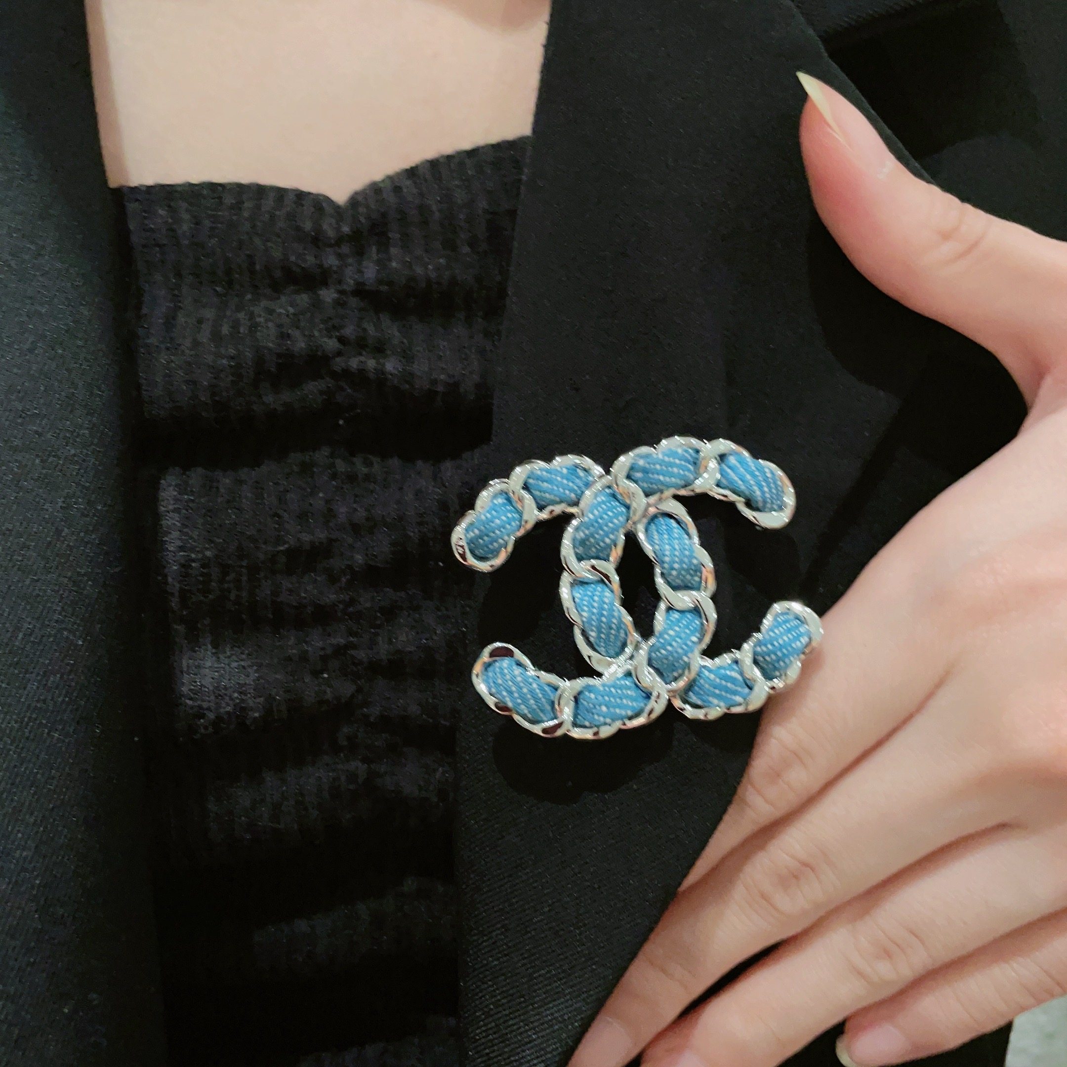  CHANEL🇫🇷小香 专柜新款同步上新香奈儿胸针，是最懂女人的饰物。那些倾注了全部心血去做自己的女人，