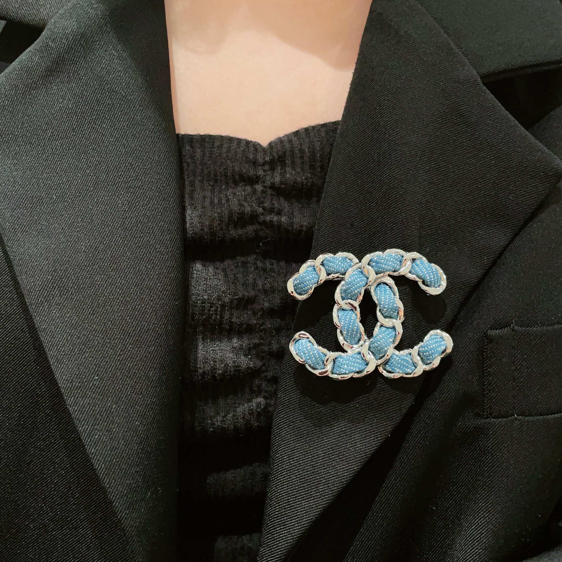  CHANEL🇫🇷小香 专柜新款同步上新香奈儿胸针，是最懂女人的饰物。那些倾注了全部心血去做自己的女人，