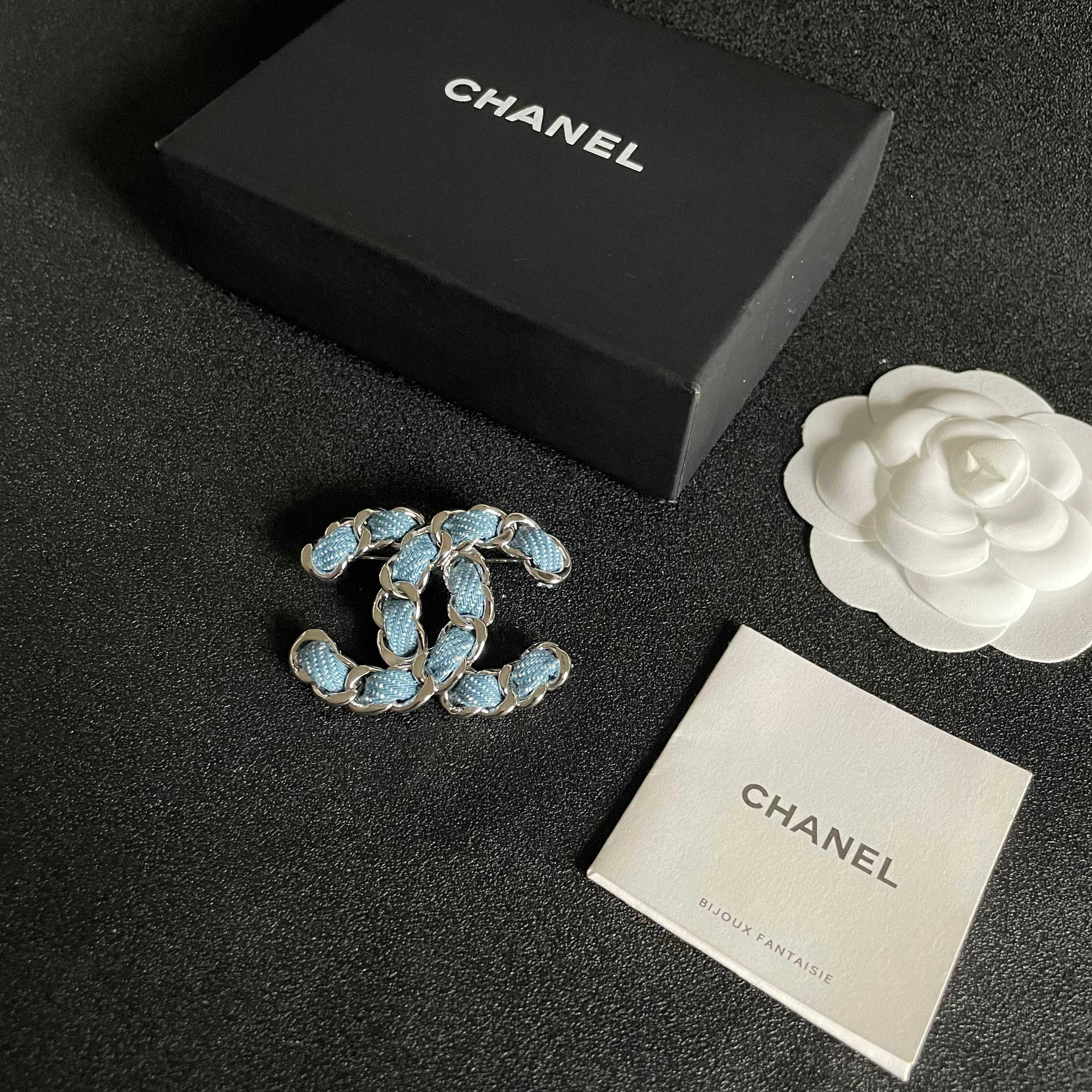  CHANEL🇫🇷小香 专柜新款同步上新香奈儿胸针，是最懂女人的饰物。那些倾注了全部心血去做自己的女人，