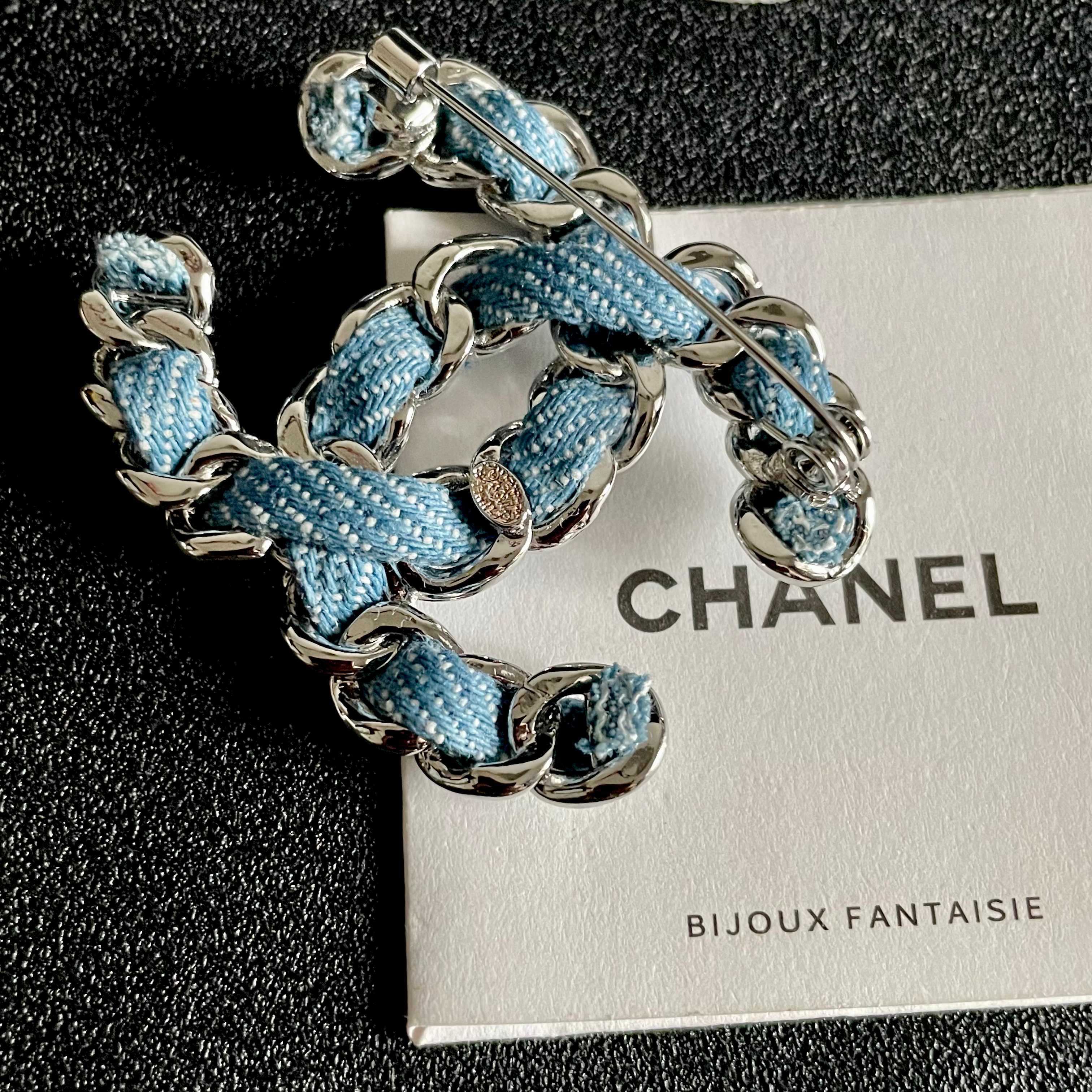  CHANEL🇫🇷小香 专柜新款同步上新香奈儿胸针，是最懂女人的饰物。那些倾注了全部心血去做自己的女人，