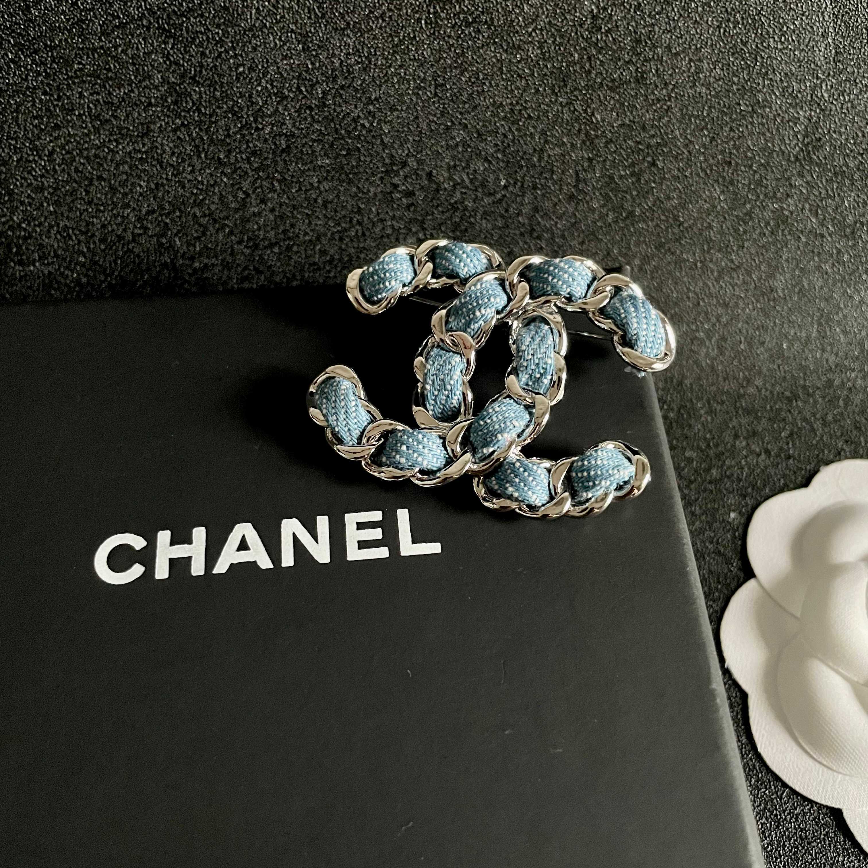  CHANEL🇫🇷小香 专柜新款同步上新香奈儿胸针，是最懂女人的饰物。那些倾注了全部心血去做自己的女人，