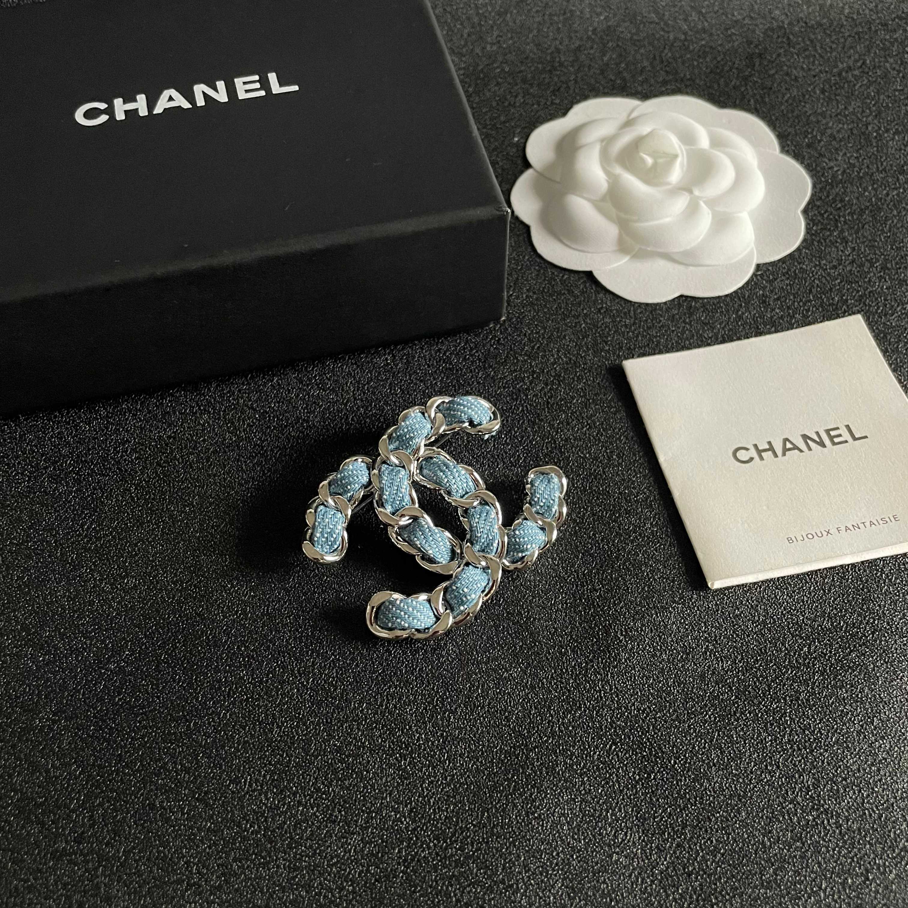  CHANEL🇫🇷小香 专柜新款同步上新香奈儿胸针，是最懂女人的饰物。那些倾注了全部心血去做自己的女人，