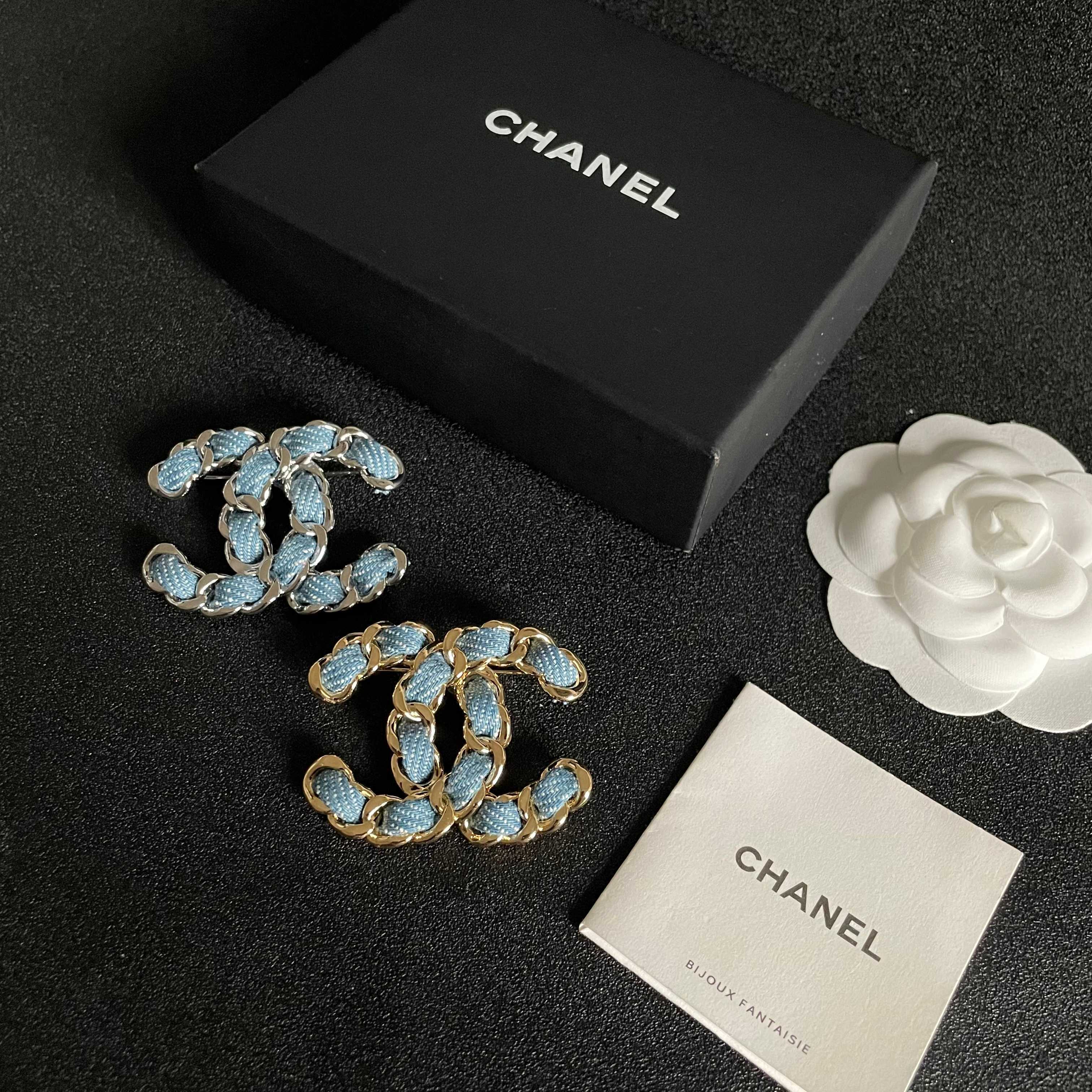 CHANEL🇫🇷小香 专柜新款同步上新香奈儿胸针，是最懂女人的饰物。那些倾注了全部心血去做自己的女人，