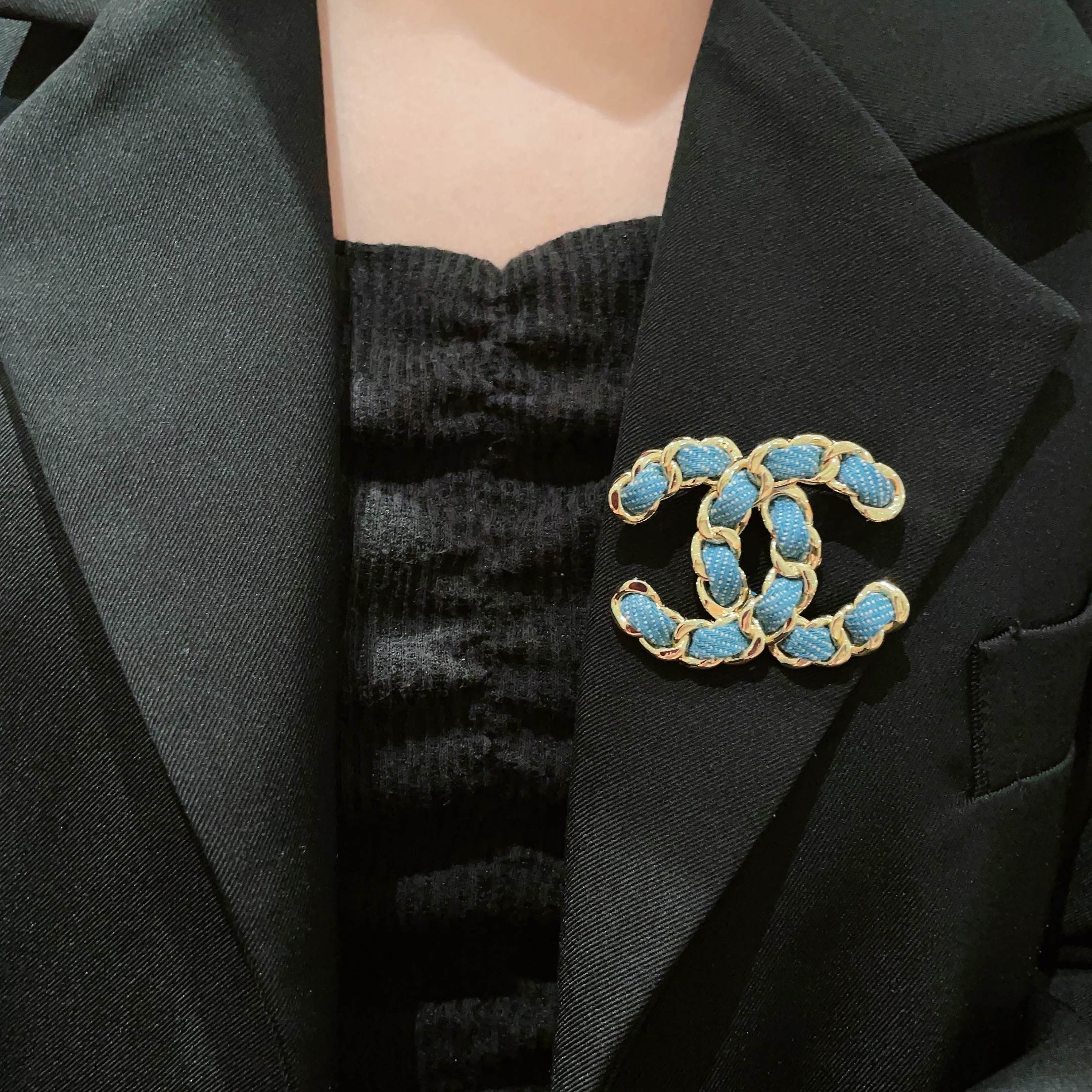  CHANEL🇫🇷小香 专柜新款同步上新香奈儿胸针，是最懂女人的饰物。那些倾注了全部心血去做自己的女人，