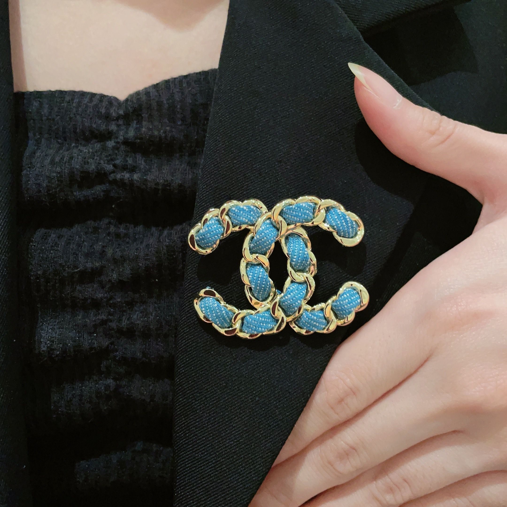  CHANEL🇫🇷小香 专柜新款同步上新香奈儿胸针，是最懂女人的饰物。那些倾注了全部心血去做自己的女人，
