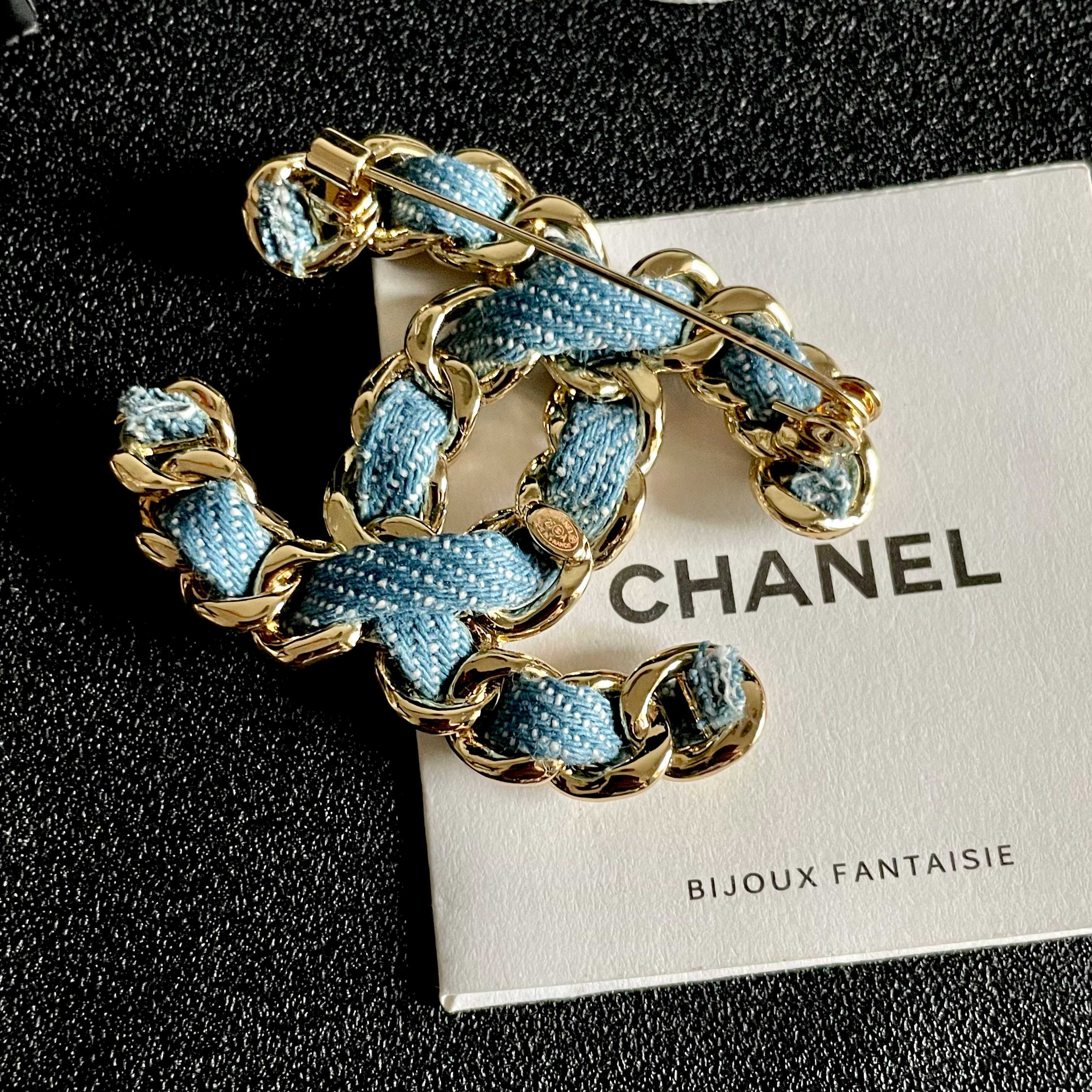  CHANEL🇫🇷小香 专柜新款同步上新香奈儿胸针，是最懂女人的饰物。那些倾注了全部心血去做自己的女人，