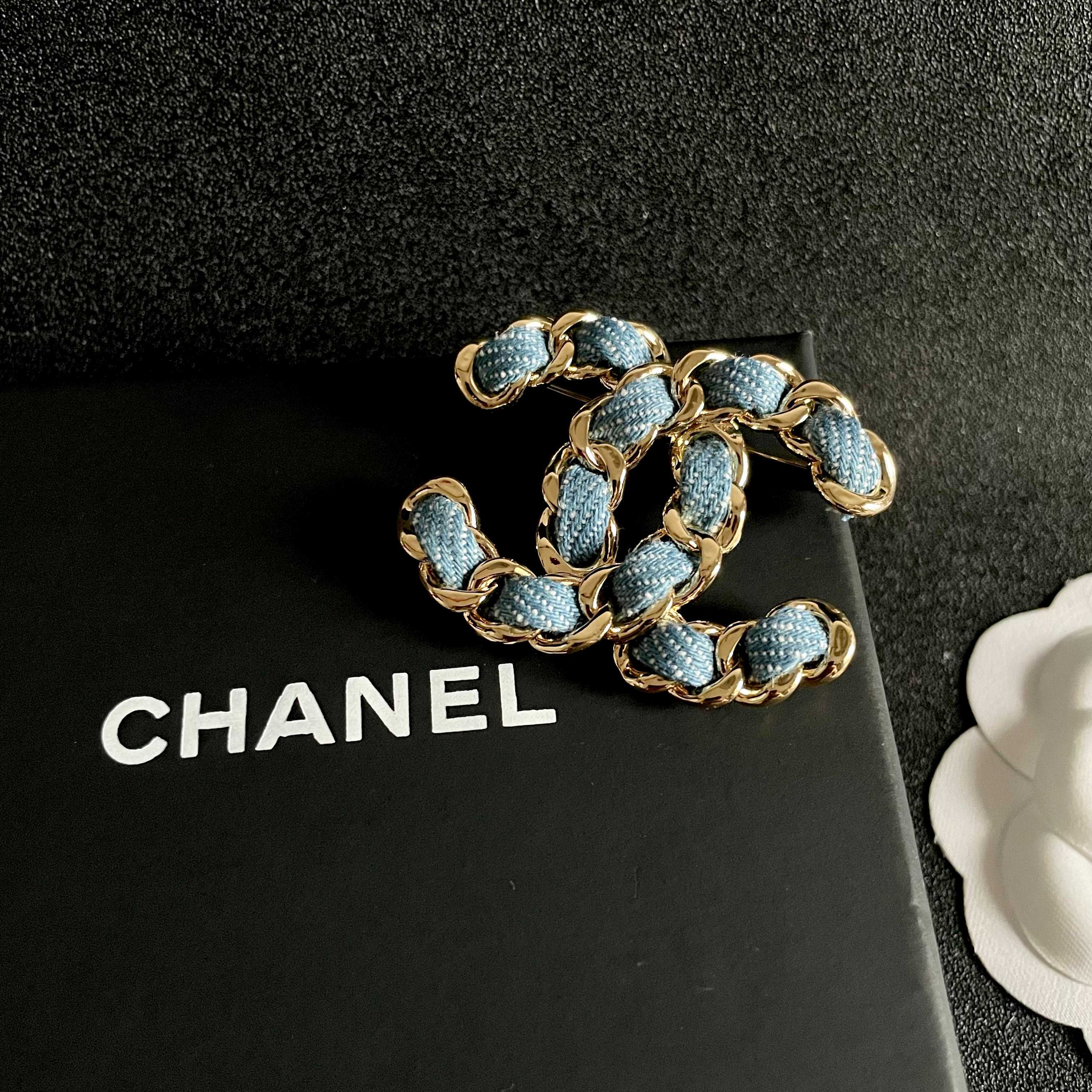  CHANEL🇫🇷小香 专柜新款同步上新香奈儿胸针，是最懂女人的饰物。那些倾注了全部心血去做自己的女人，
