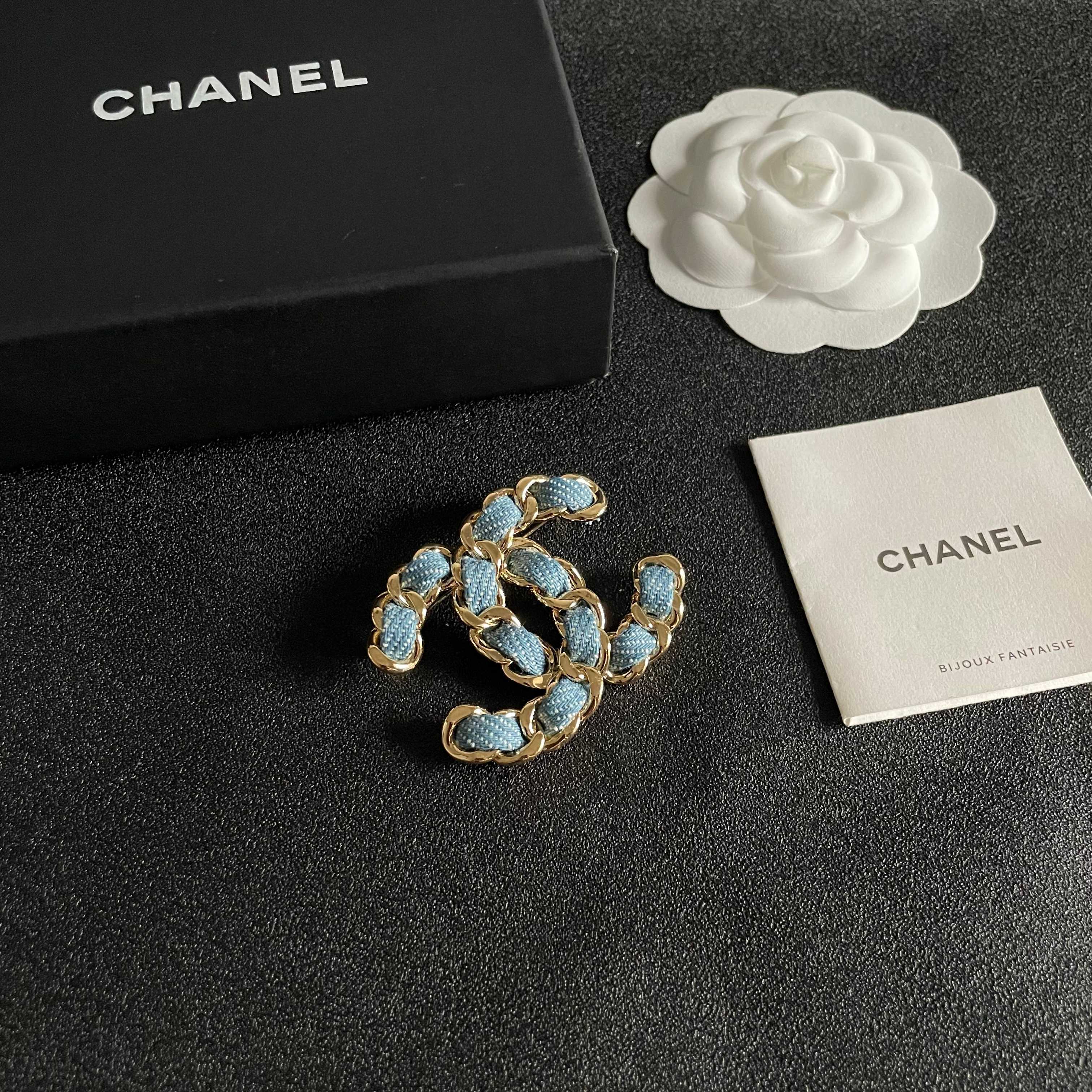  CHANEL🇫🇷小香 专柜新款同步上新香奈儿胸针，是最懂女人的饰物。那些倾注了全部心血去做自己的女人，
