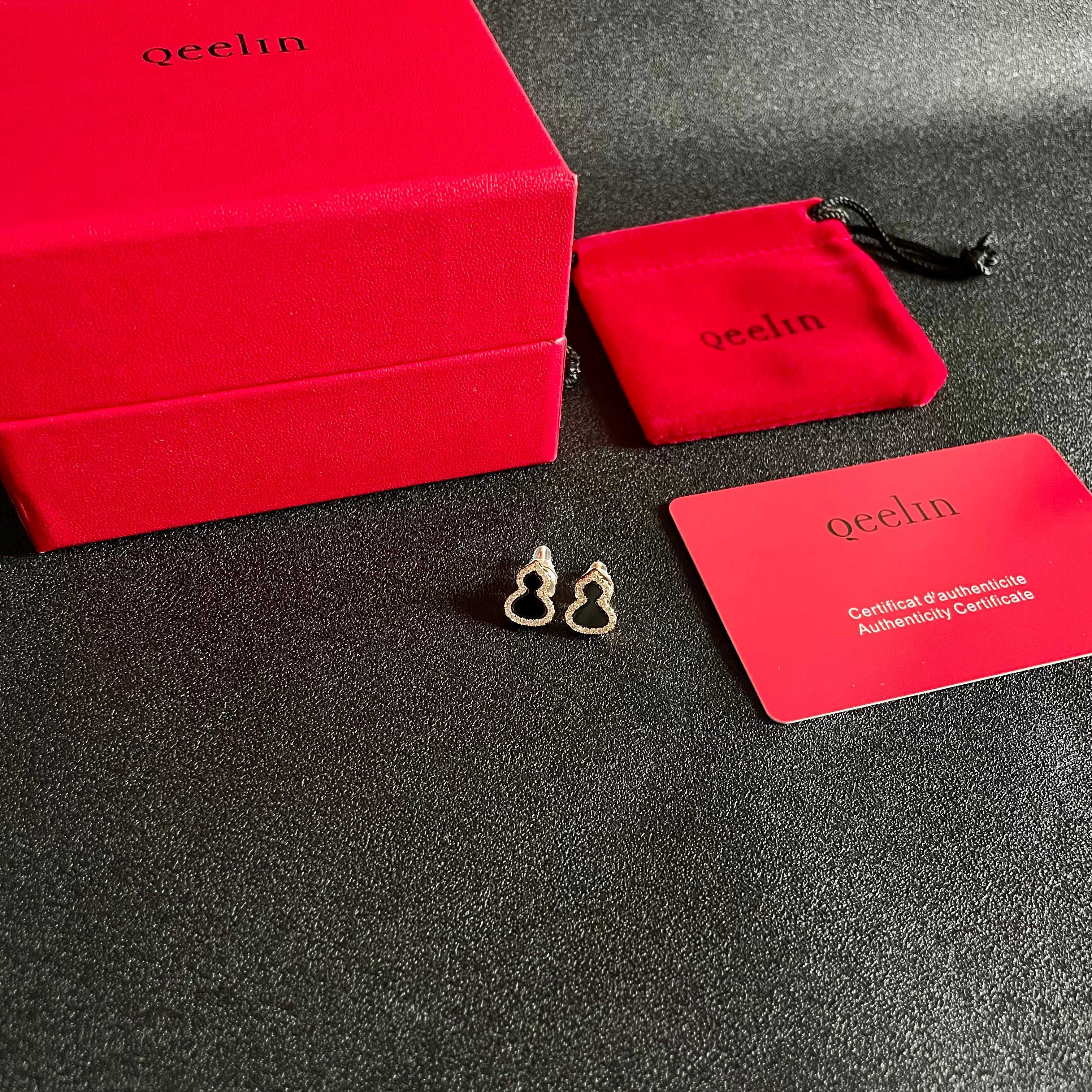  麒麟mini葫芦带钻耳钉
精致又高级的小葫芦耳钉
上耳气质温柔日常百搭寓意好～仿佛把福气都戴在了耳边 