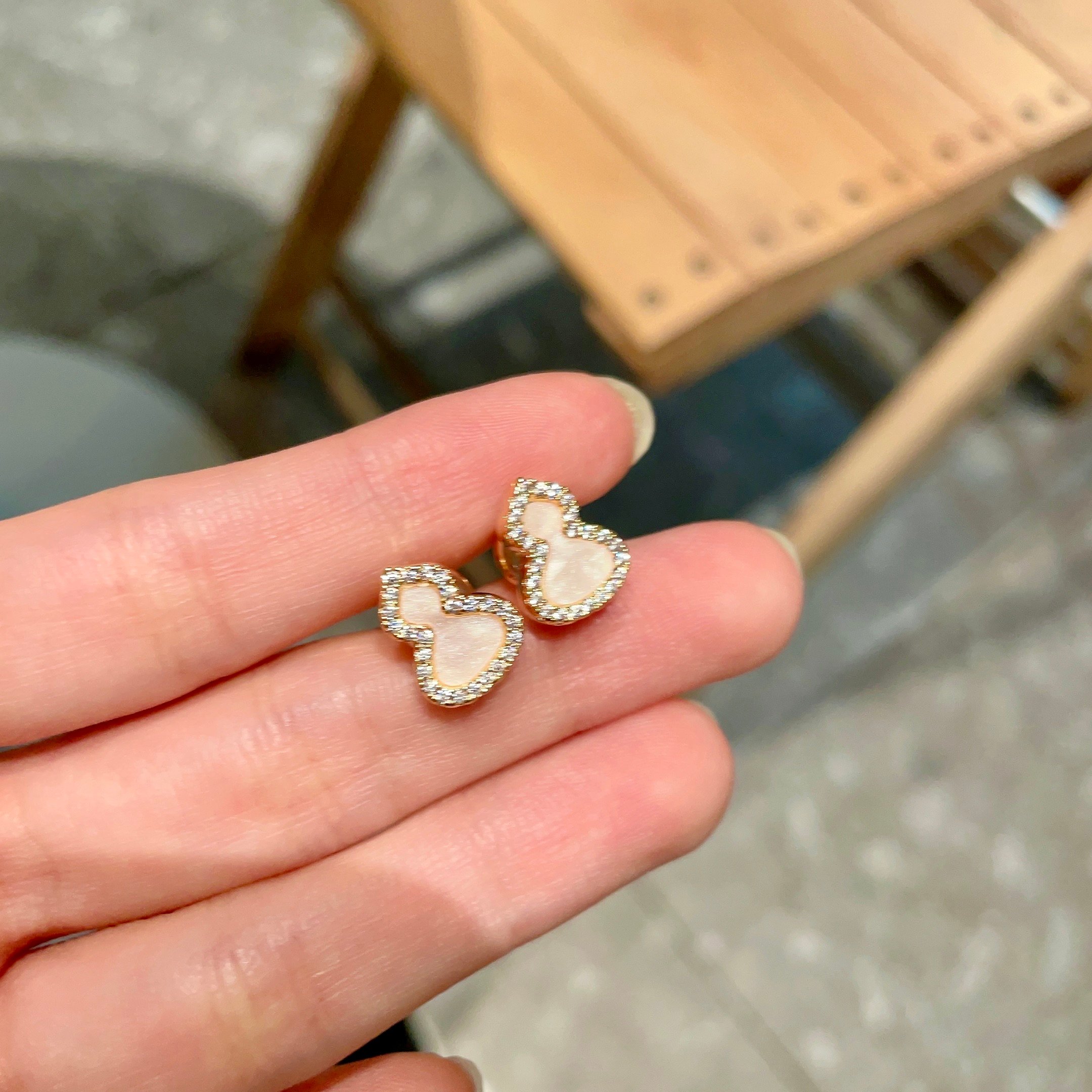  麒麟mini葫芦带钻耳钉
精致又高级的小葫芦耳钉
上耳气质温柔日常百搭寓意好～仿佛把福气都戴在了耳边 