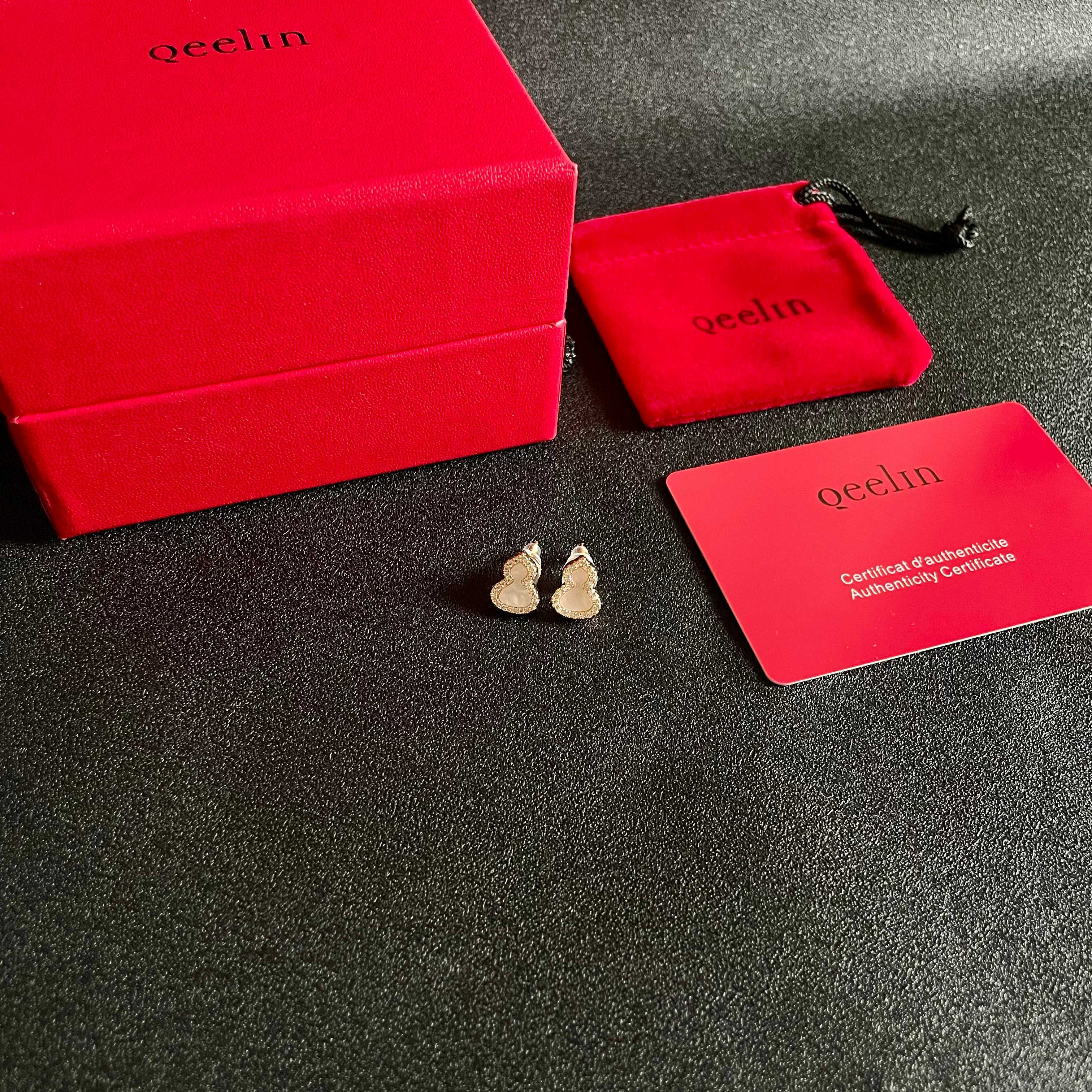  麒麟mini葫芦带钻耳钉
精致又高级的小葫芦耳钉
上耳气质温柔日常百搭寓意好～仿佛把福气都戴在了耳边 