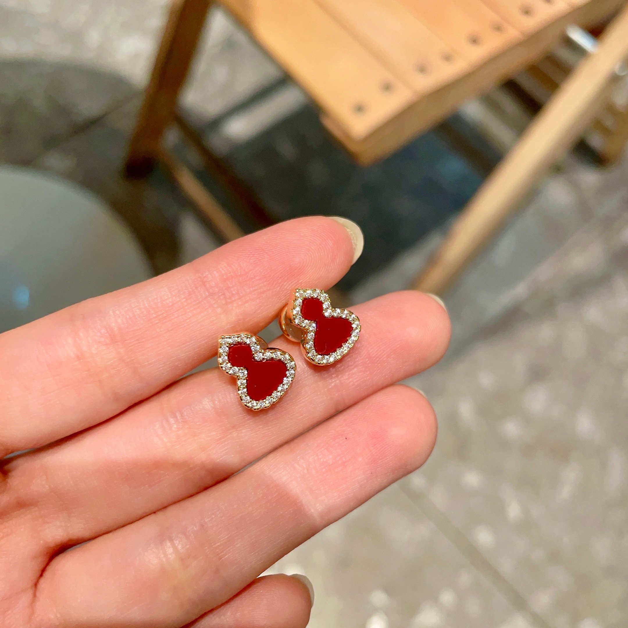  麒麟mini葫芦带钻耳钉
精致又高级的小葫芦耳钉
上耳气质温柔日常百搭寓意好～仿佛把福气都戴在了耳边 