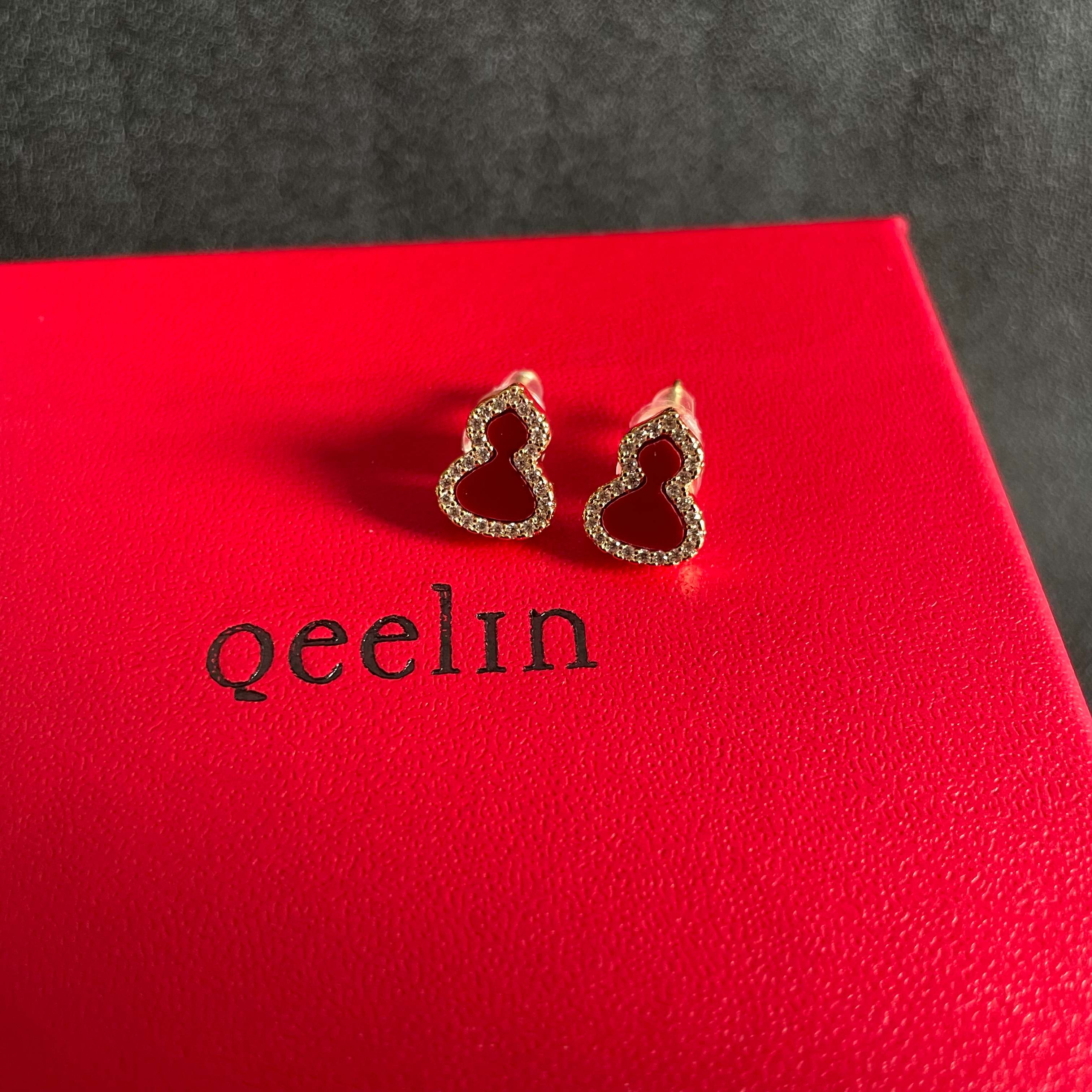  麒麟mini葫芦带钻耳钉
精致又高级的小葫芦耳钉
上耳气质温柔日常百搭寓意好～仿佛把福气都戴在了耳边 