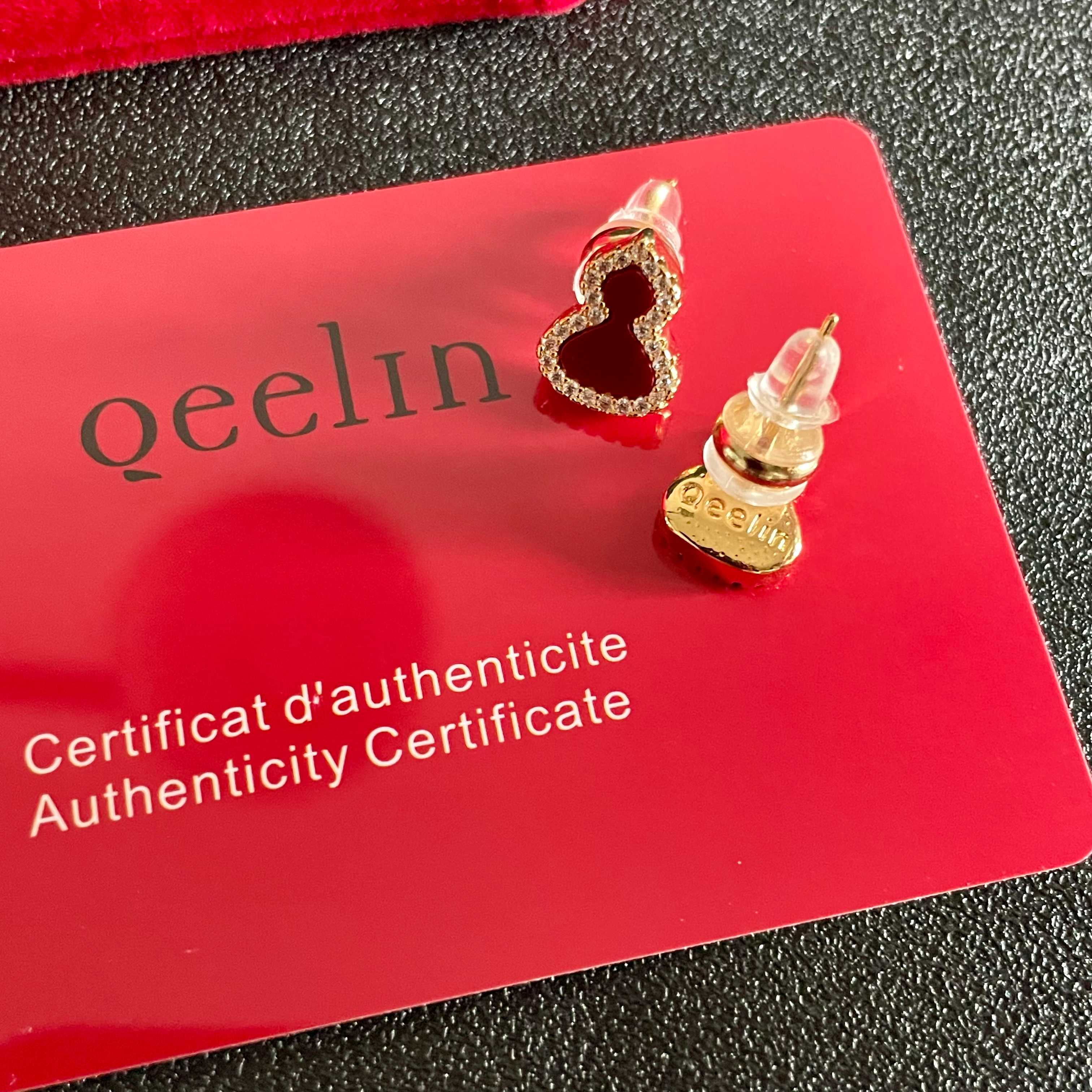  麒麟mini葫芦带钻耳钉
精致又高级的小葫芦耳钉
上耳气质温柔日常百搭寓意好～仿佛把福气都戴在了耳边 