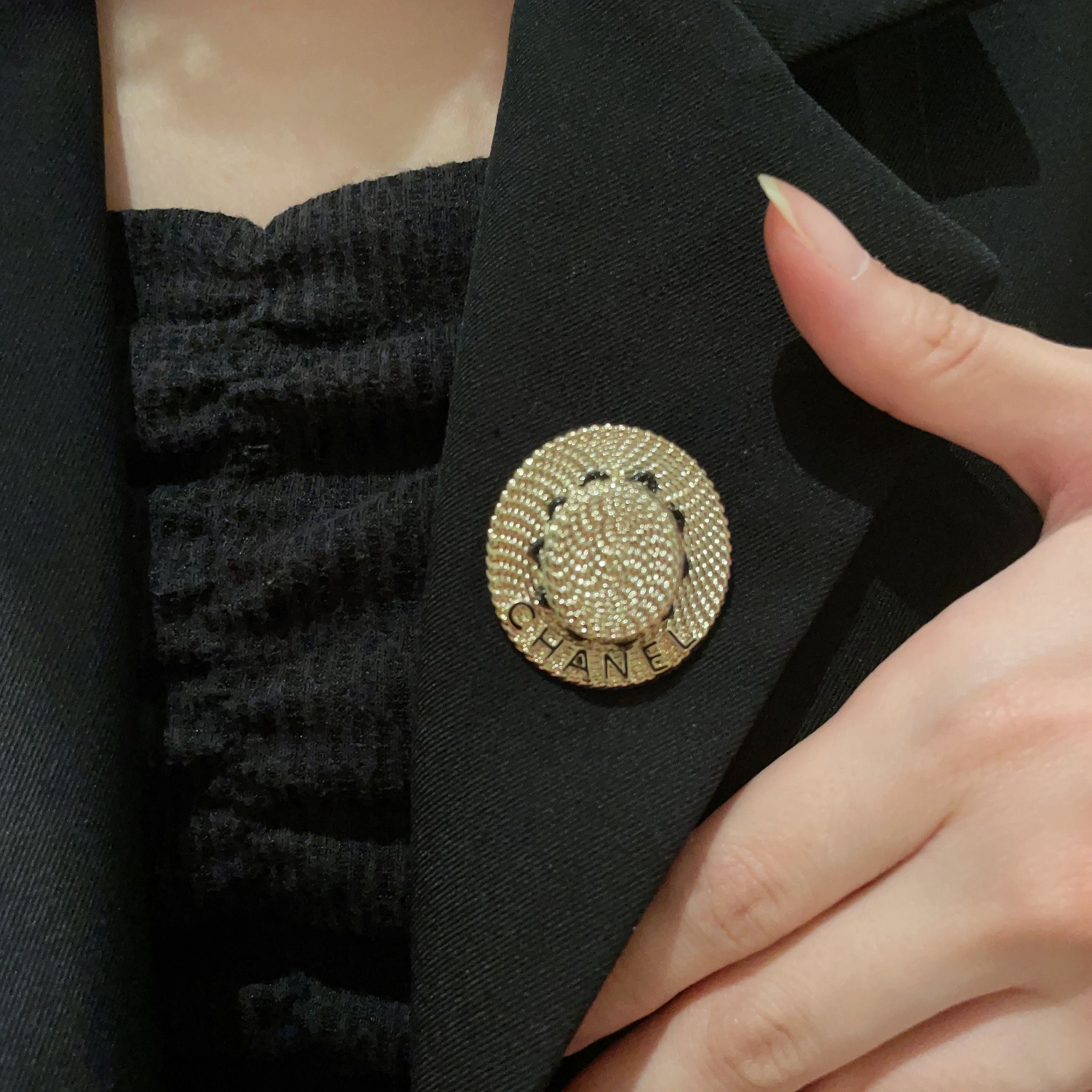  CHANEL🇫🇷小香 专柜新款同步上新香奈儿胸针，是最懂女人的饰物。那些倾注了全部心血去做自己的女人，