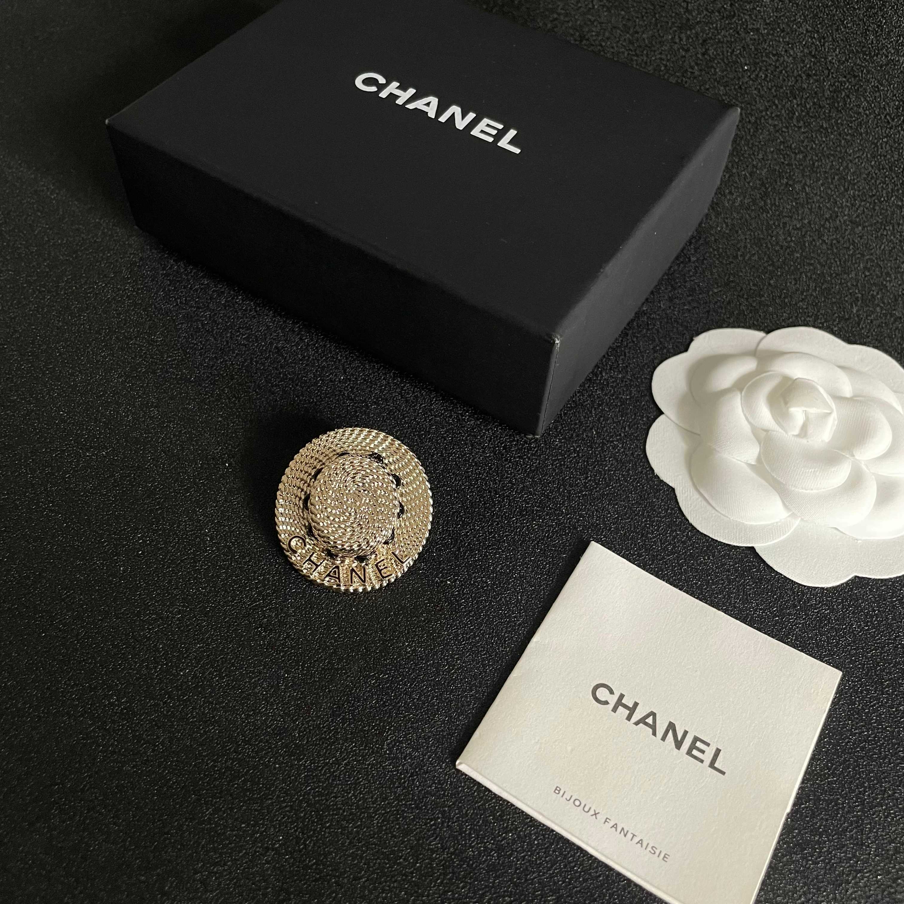  CHANEL🇫🇷小香 专柜新款同步上新香奈儿胸针，是最懂女人的饰物。那些倾注了全部心血去做自己的女人，