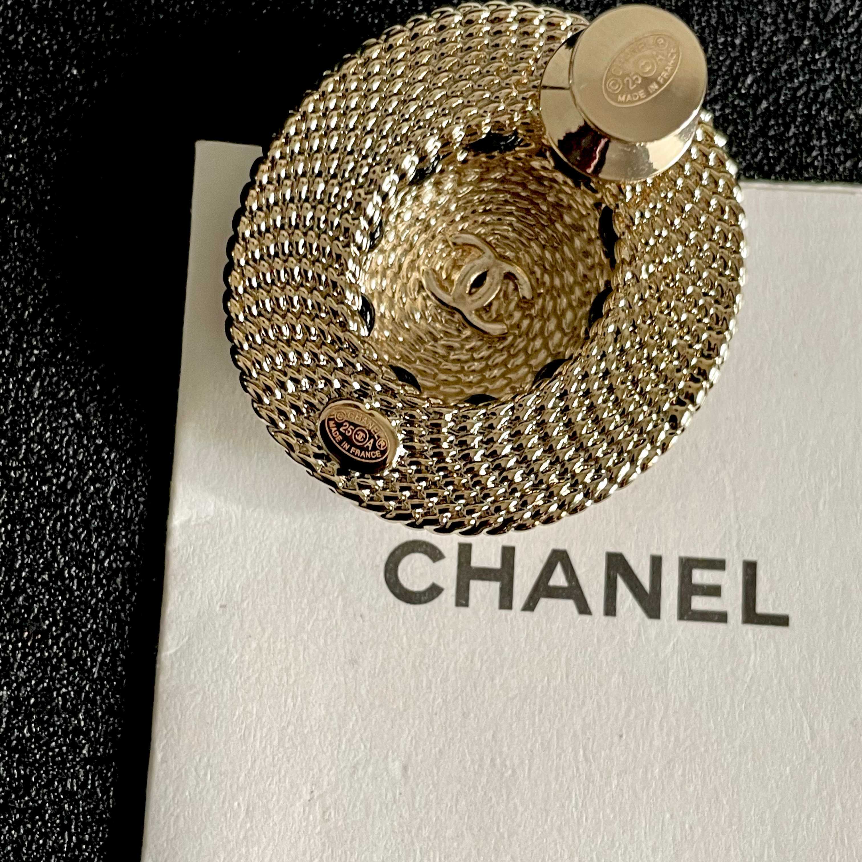  CHANEL🇫🇷小香 专柜新款同步上新香奈儿胸针，是最懂女人的饰物。那些倾注了全部心血去做自己的女人，