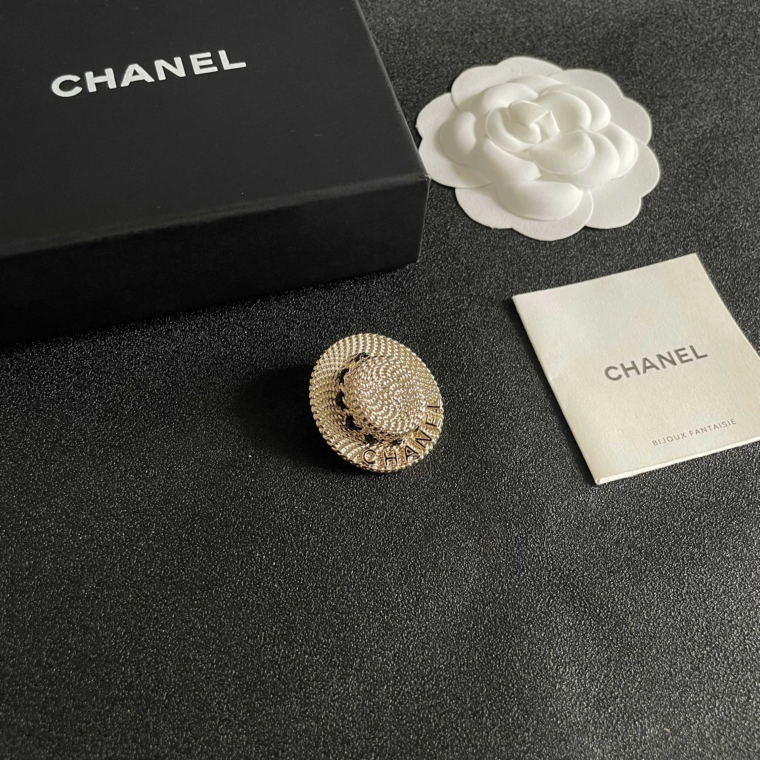  CHANEL🇫🇷小香 专柜新款同步上新香奈儿胸针，是最懂女人的饰物。那些倾注了全部心血去做自己的女人，