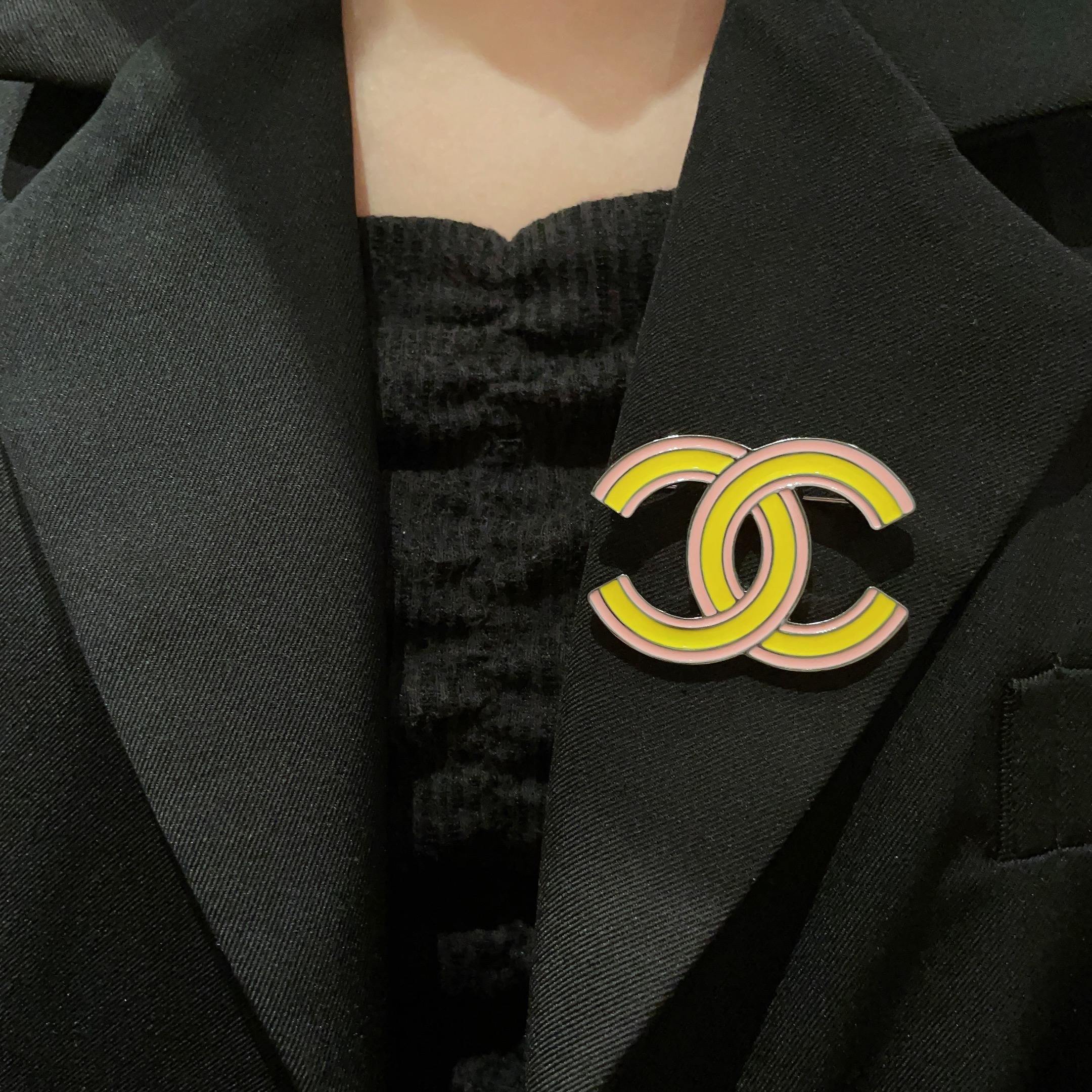  CHANEL🇫🇷小香 专柜新款同步上新香奈儿胸针，是最懂女人的饰物。那些倾注了全部心血去做自己的女人，