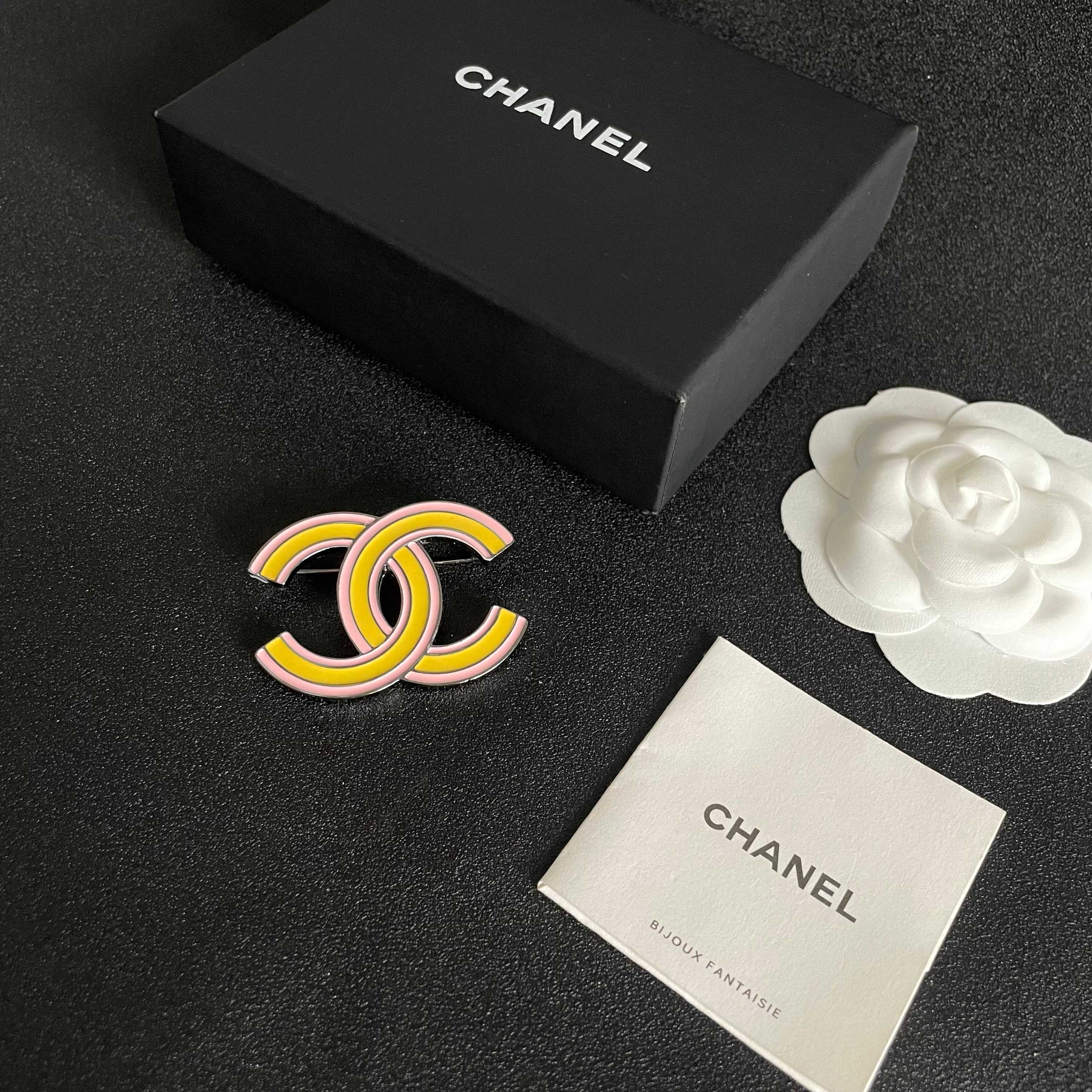  CHANEL🇫🇷小香 专柜新款同步上新香奈儿胸针，是最懂女人的饰物。那些倾注了全部心血去做自己的女人，