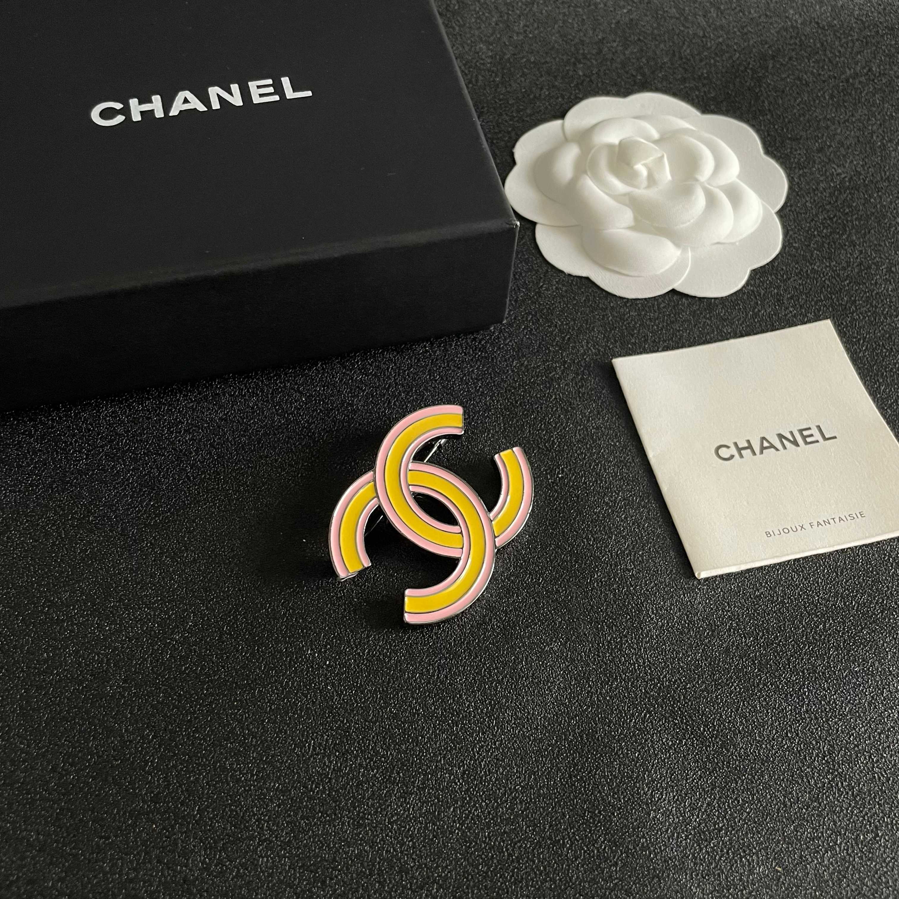  CHANEL🇫🇷小香 专柜新款同步上新香奈儿胸针，是最懂女人的饰物。那些倾注了全部心血去做自己的女人，