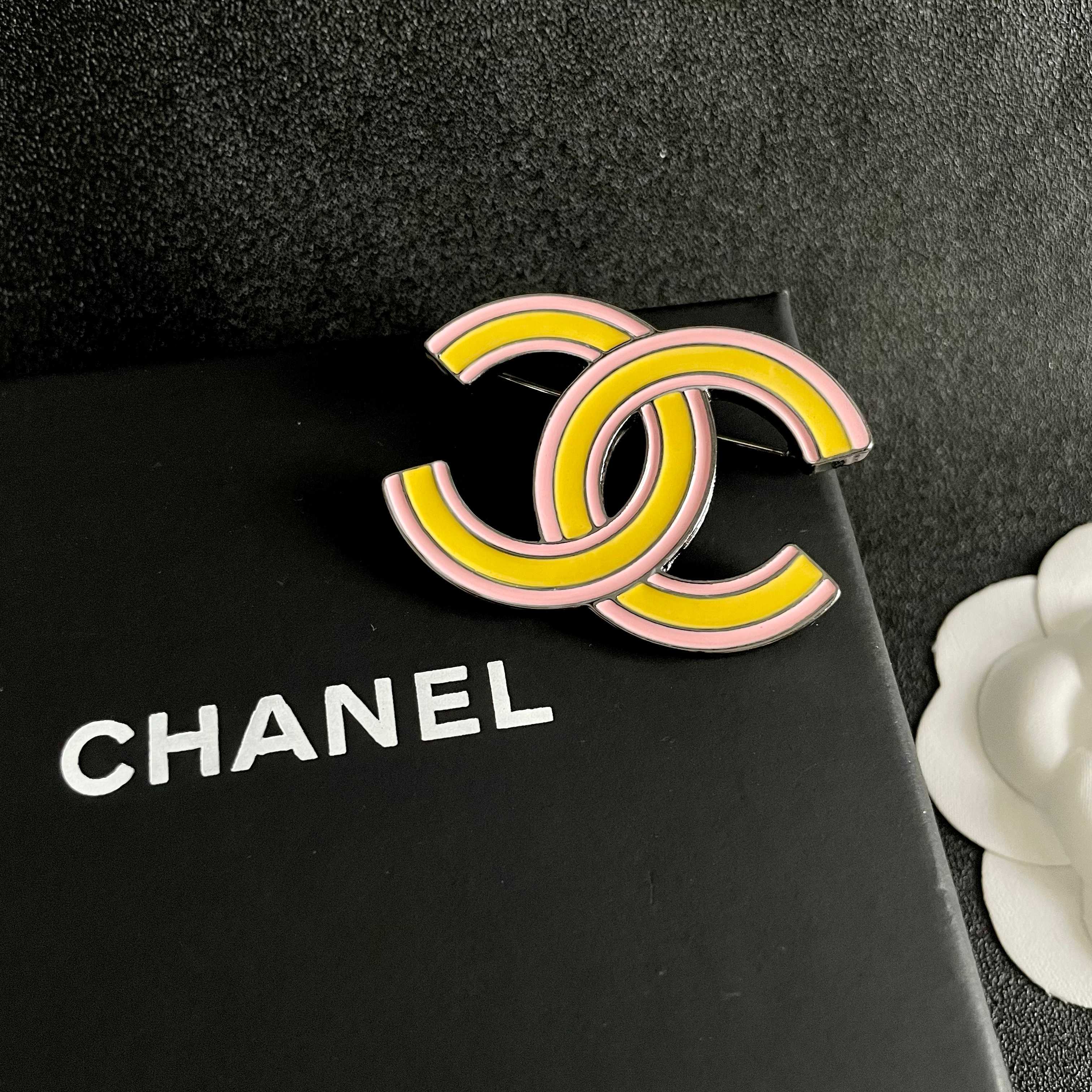  CHANEL🇫🇷小香 专柜新款同步上新香奈儿胸针，是最懂女人的饰物。那些倾注了全部心血去做自己的女人，