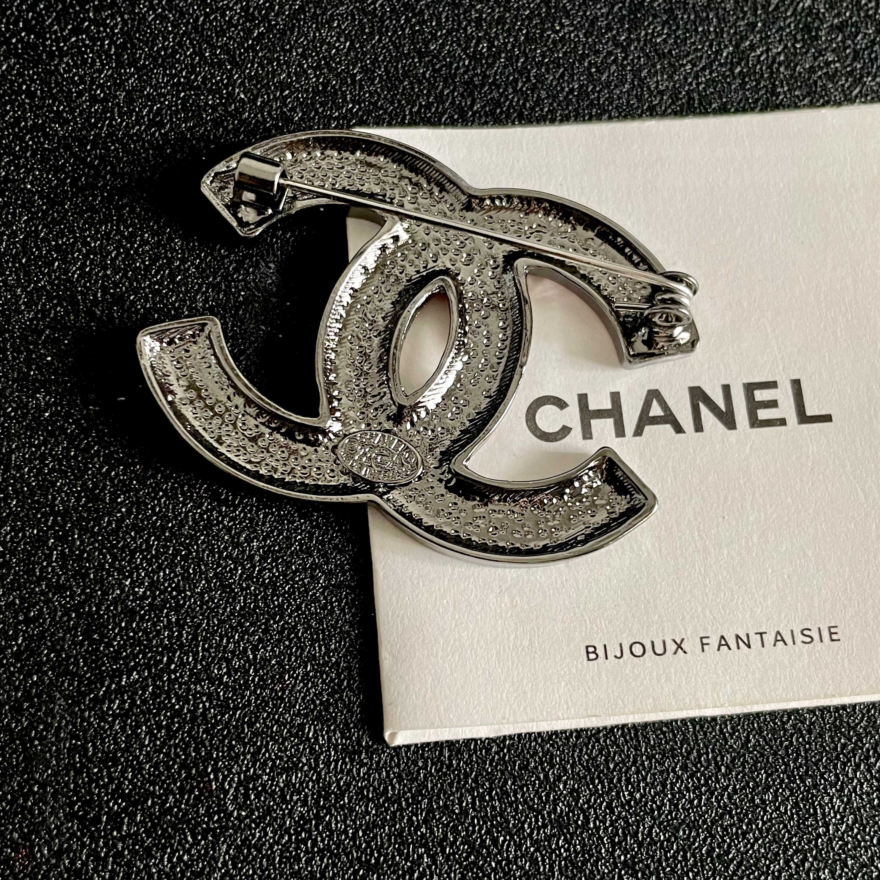  CHANEL🇫🇷小香 专柜新款同步上新香奈儿胸针，是最懂女人的饰物。那些倾注了全部心血去做自己的女人，