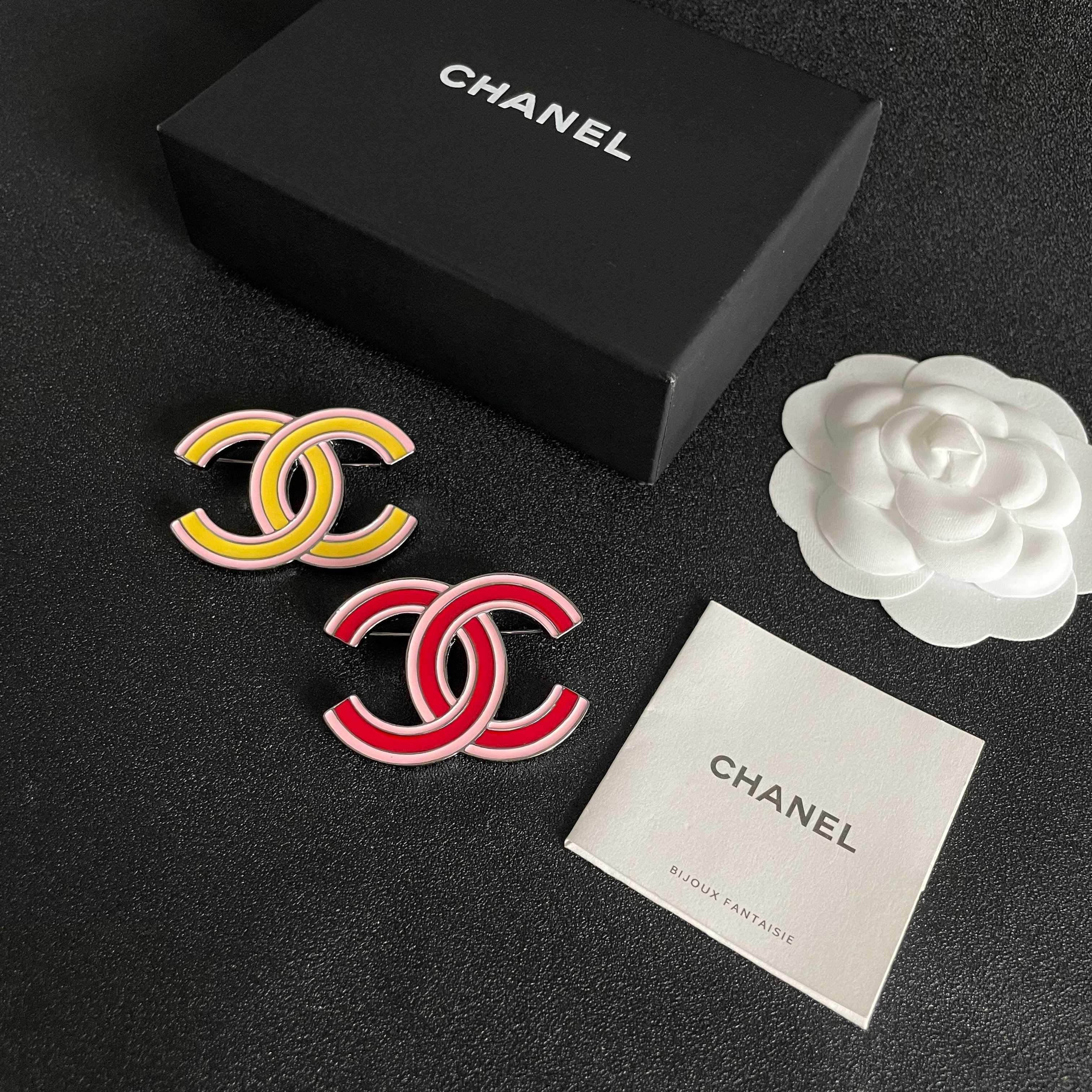  CHANEL🇫🇷小香 专柜新款同步上新香奈儿胸针，是最懂女人的饰物。那些倾注了全部心血去做自己的女人，